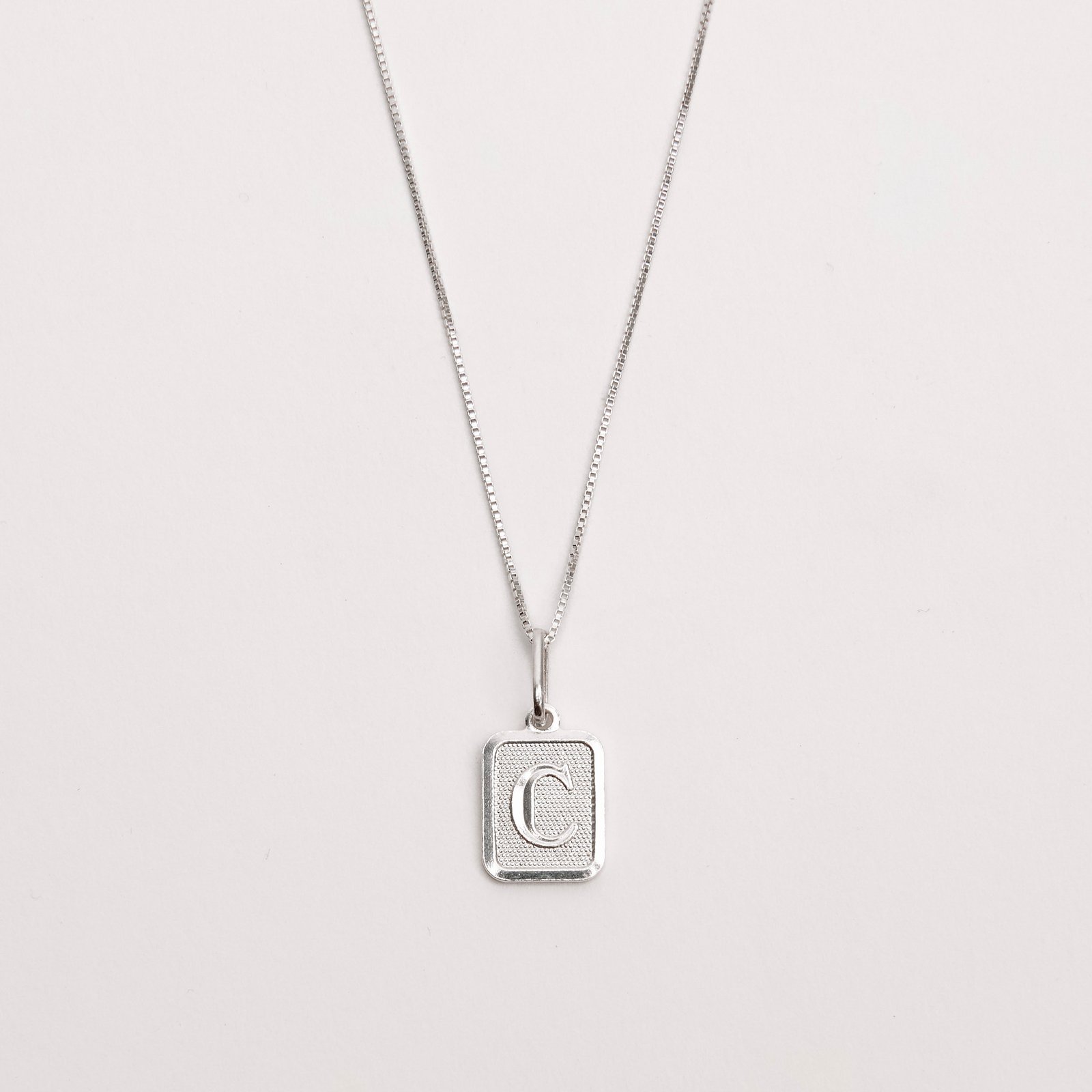 Colar pingente placa letra C 12mm 45cm