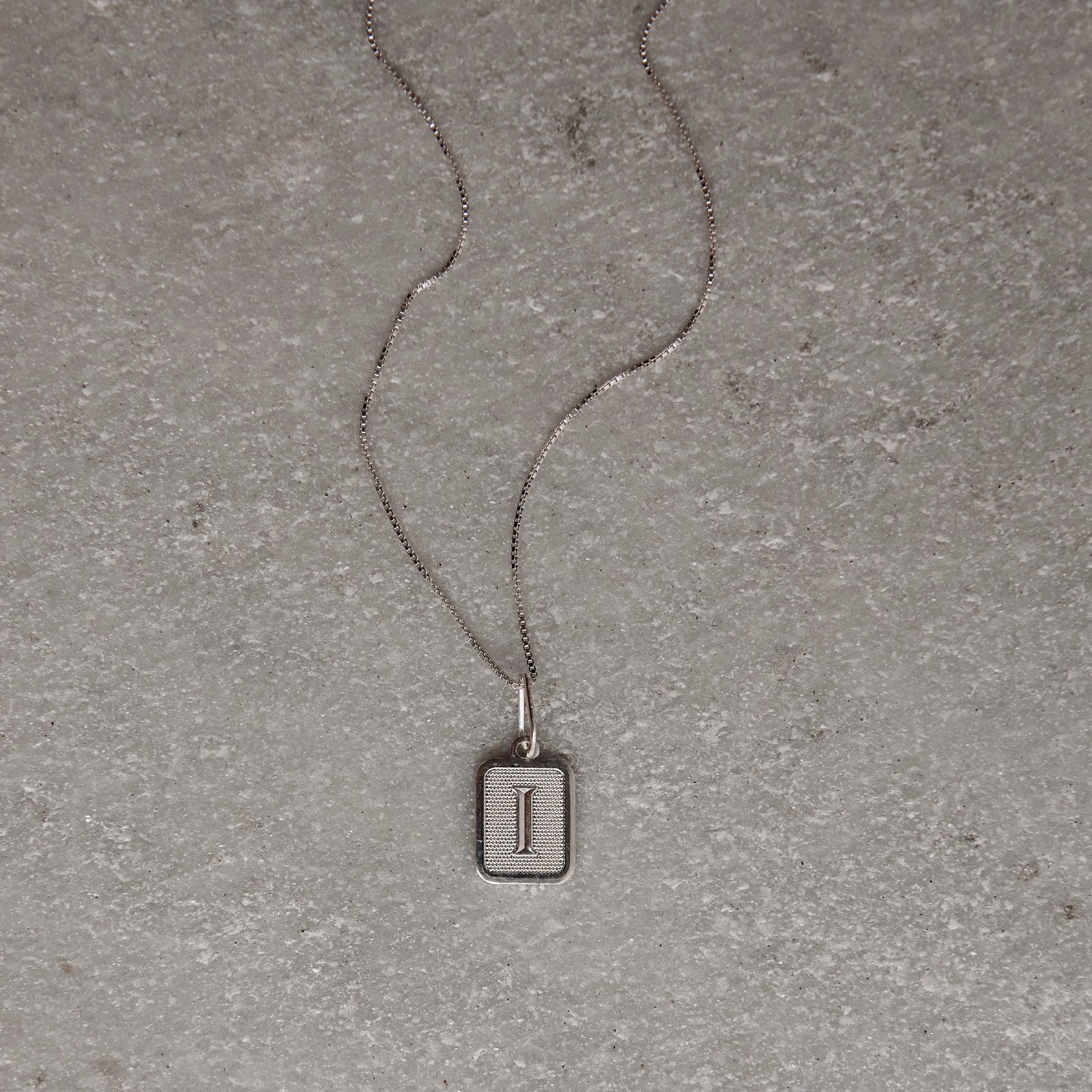 Colar pingente placa letra I 12mm 45cm