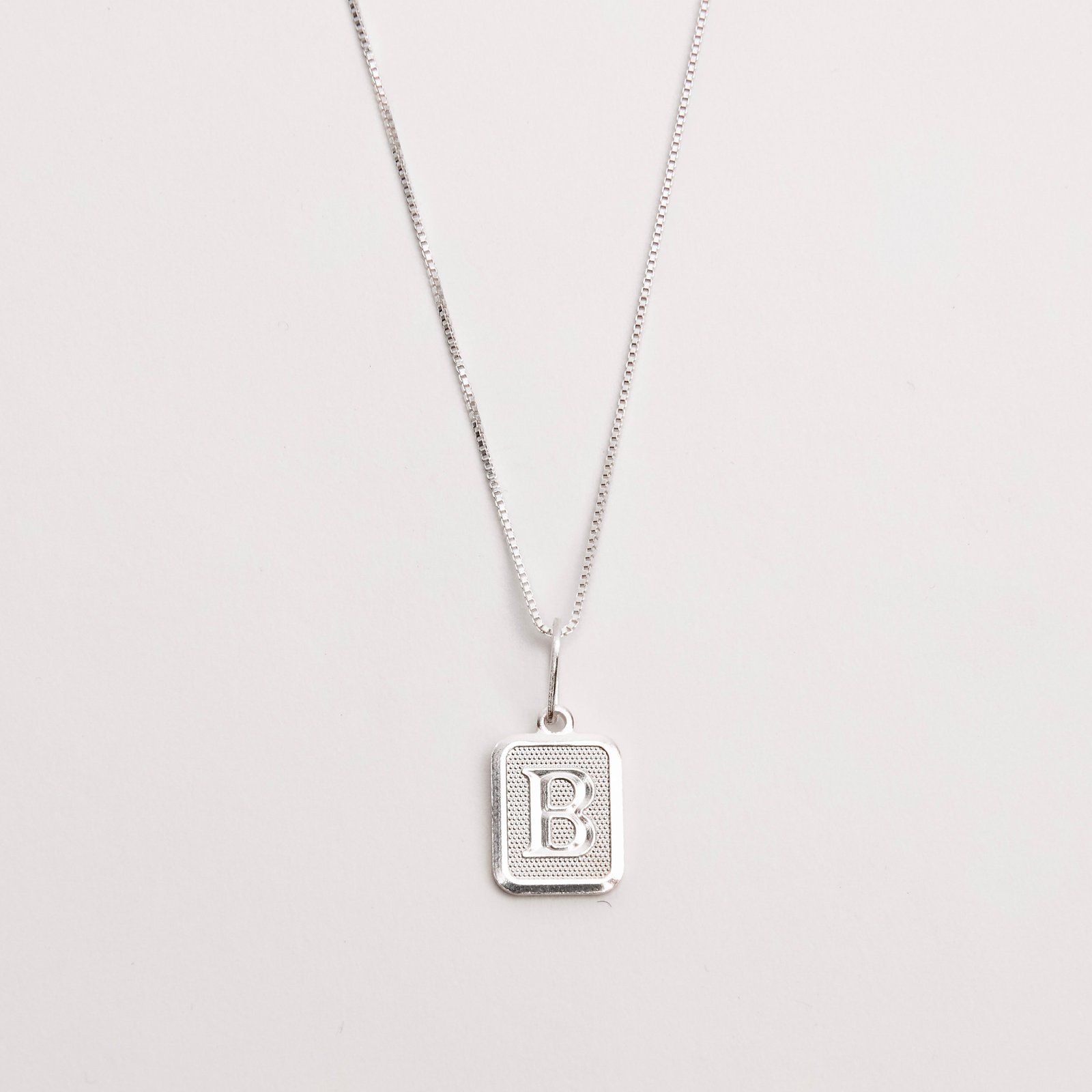 Colar pingente placa letra B 12mm 45cm