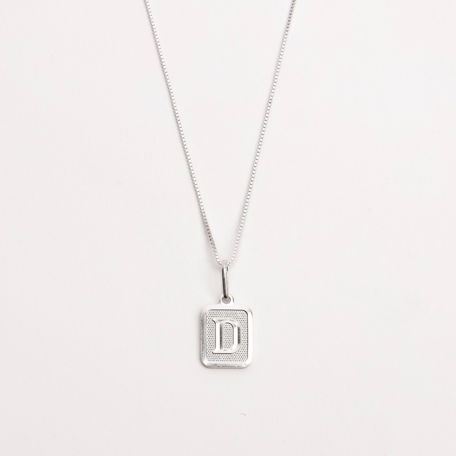 Colar pingente placa letra D 12mm 45cm