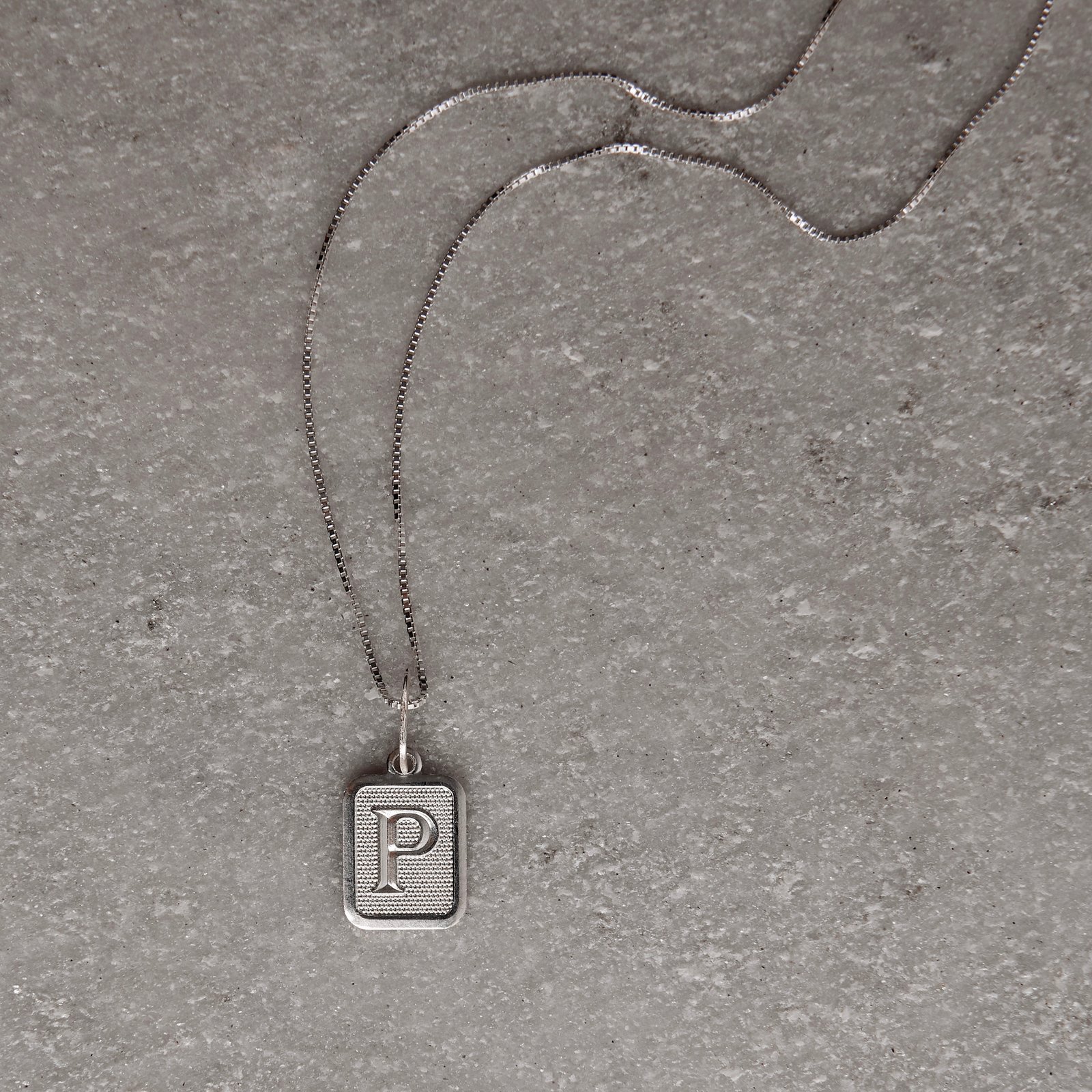Colar pingente placa letra P 12mm 45cm