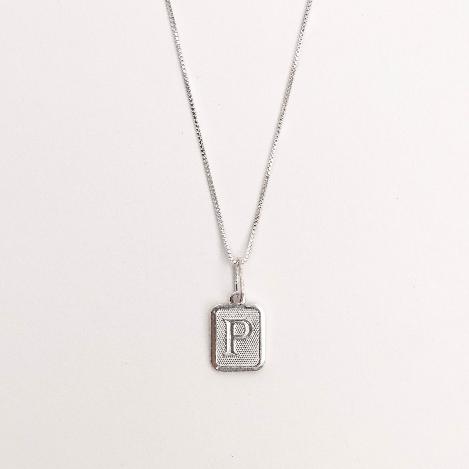 Colar pingente placa letra P 12mm 45cm