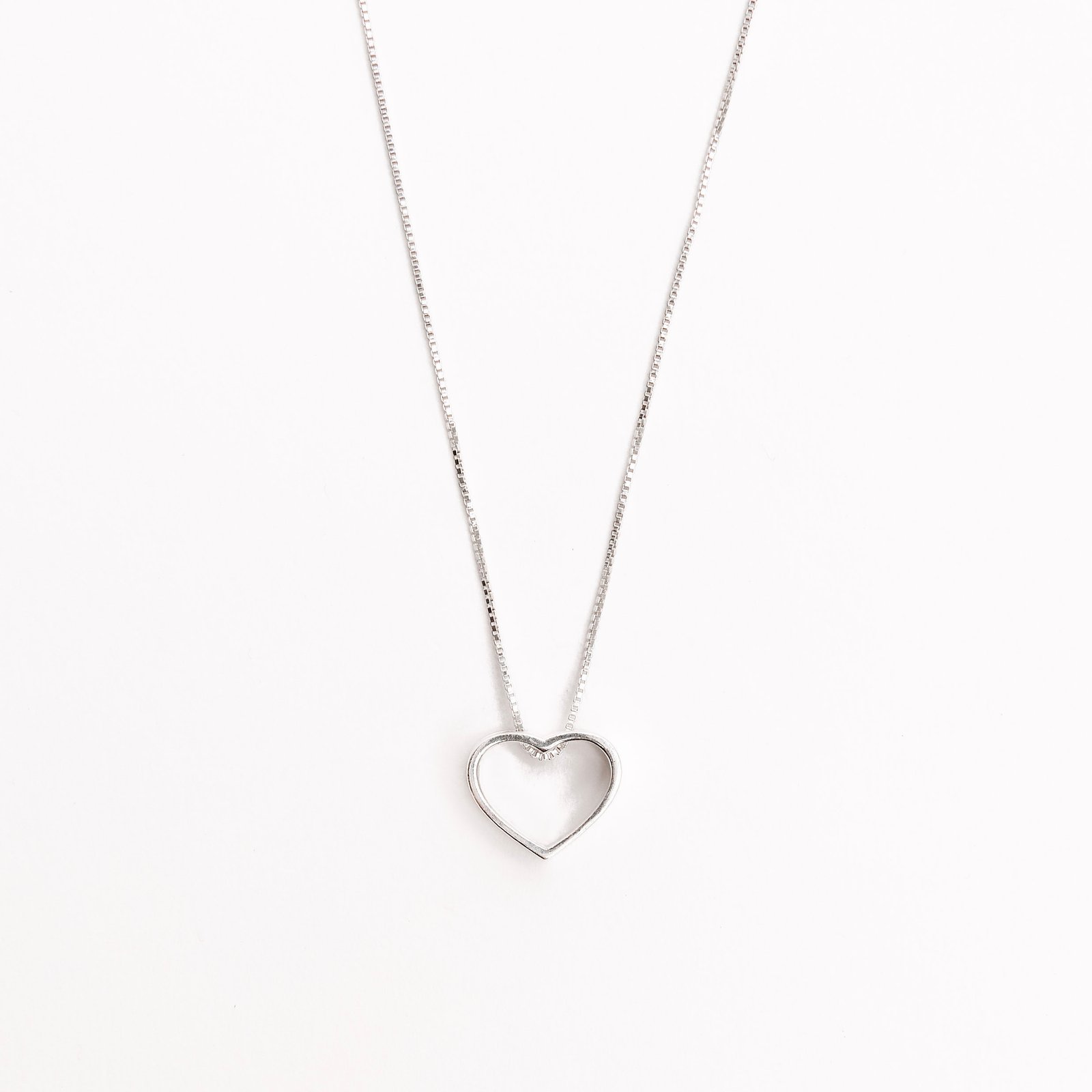 Colar coração vazado escrito amor resina 11mm 45cm