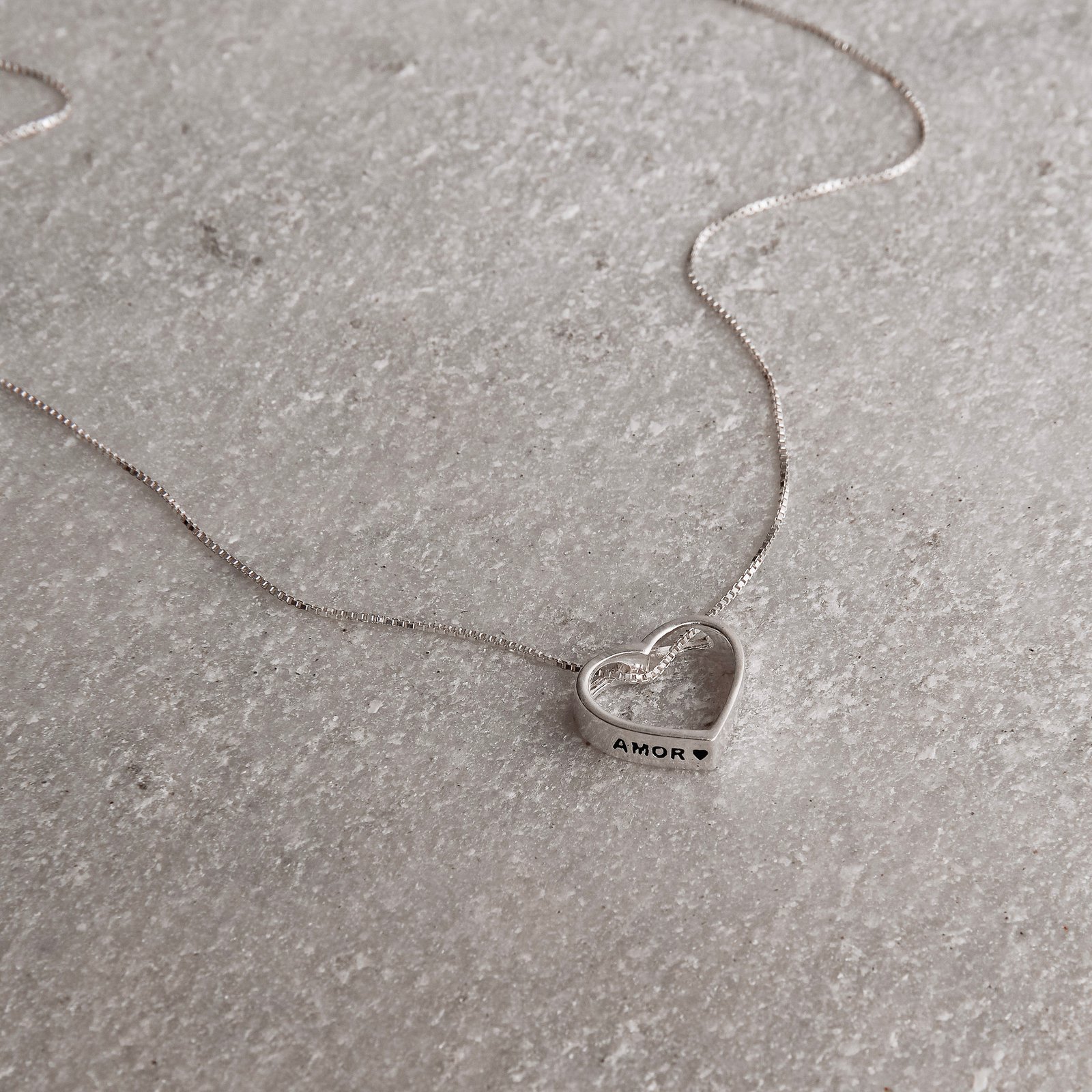 Colar coração vazado escrito amor resina 11mm 45cm