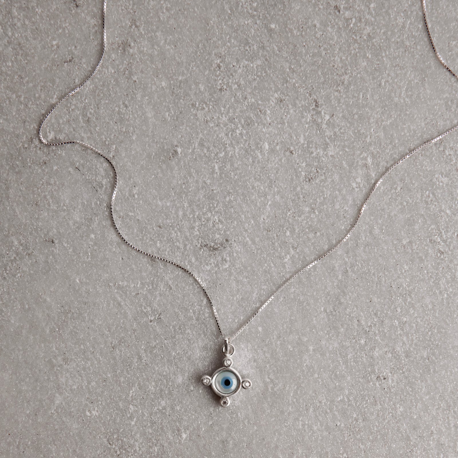 Colar pingente olho grego madrepérola com zircônias 13mm 45cm