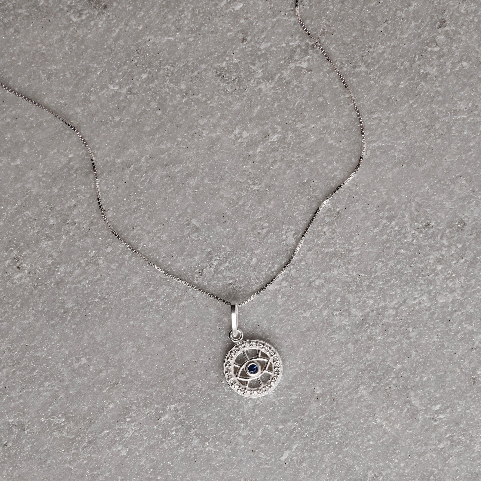 Colar pingente medalha olho cravejado com zircônia azul 12mm 45cm