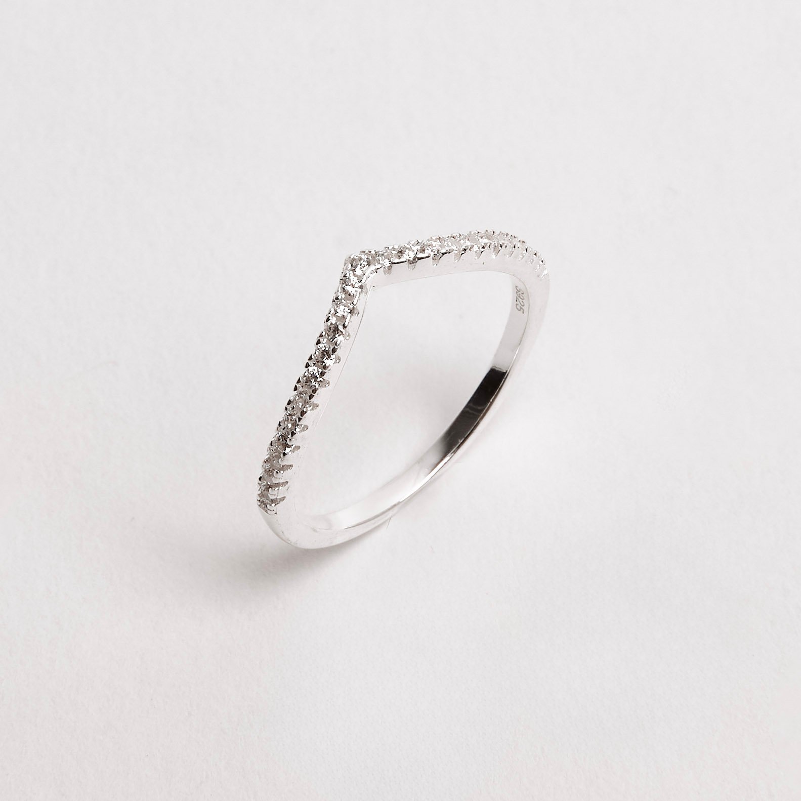 Anel V cravejado 1mm