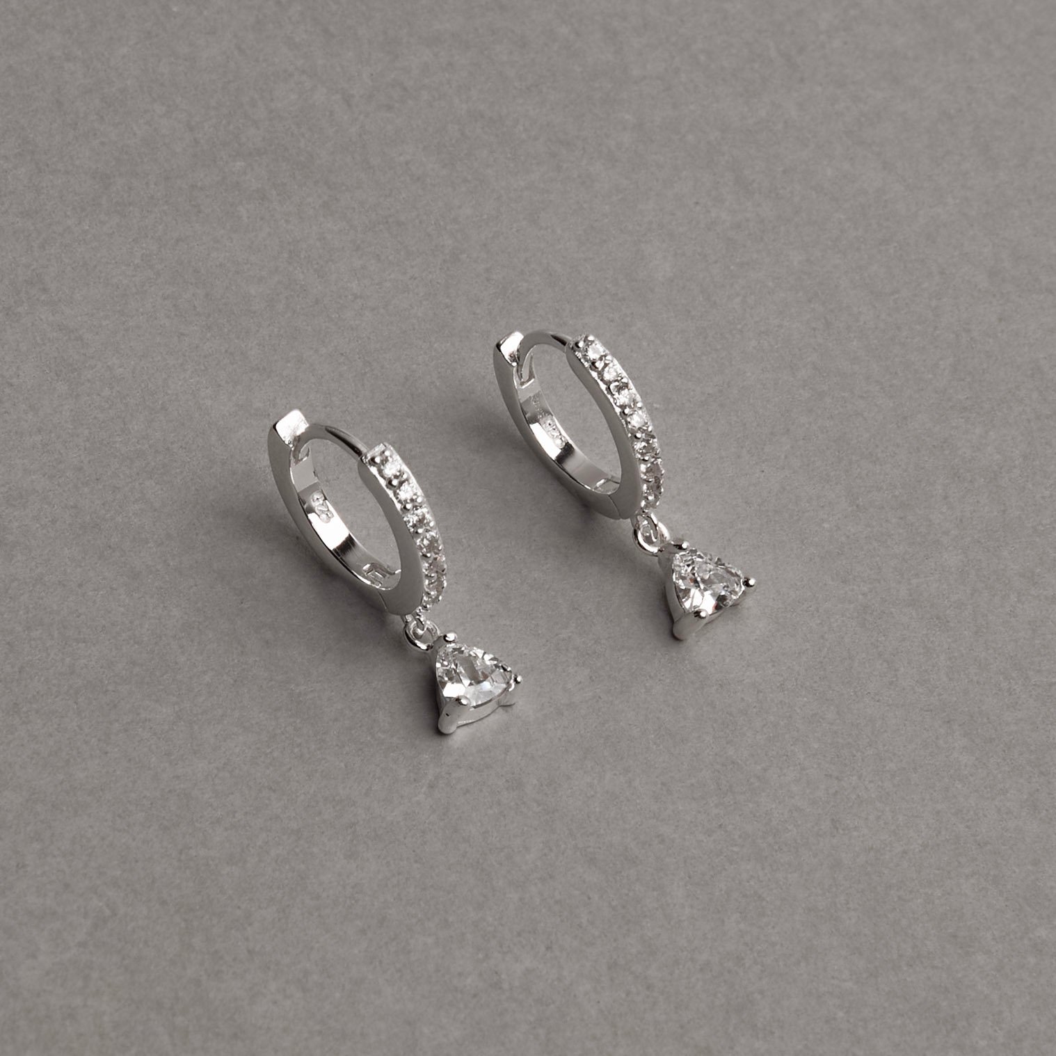 Argola click cravejada 11mm pingente zircônia triângulo