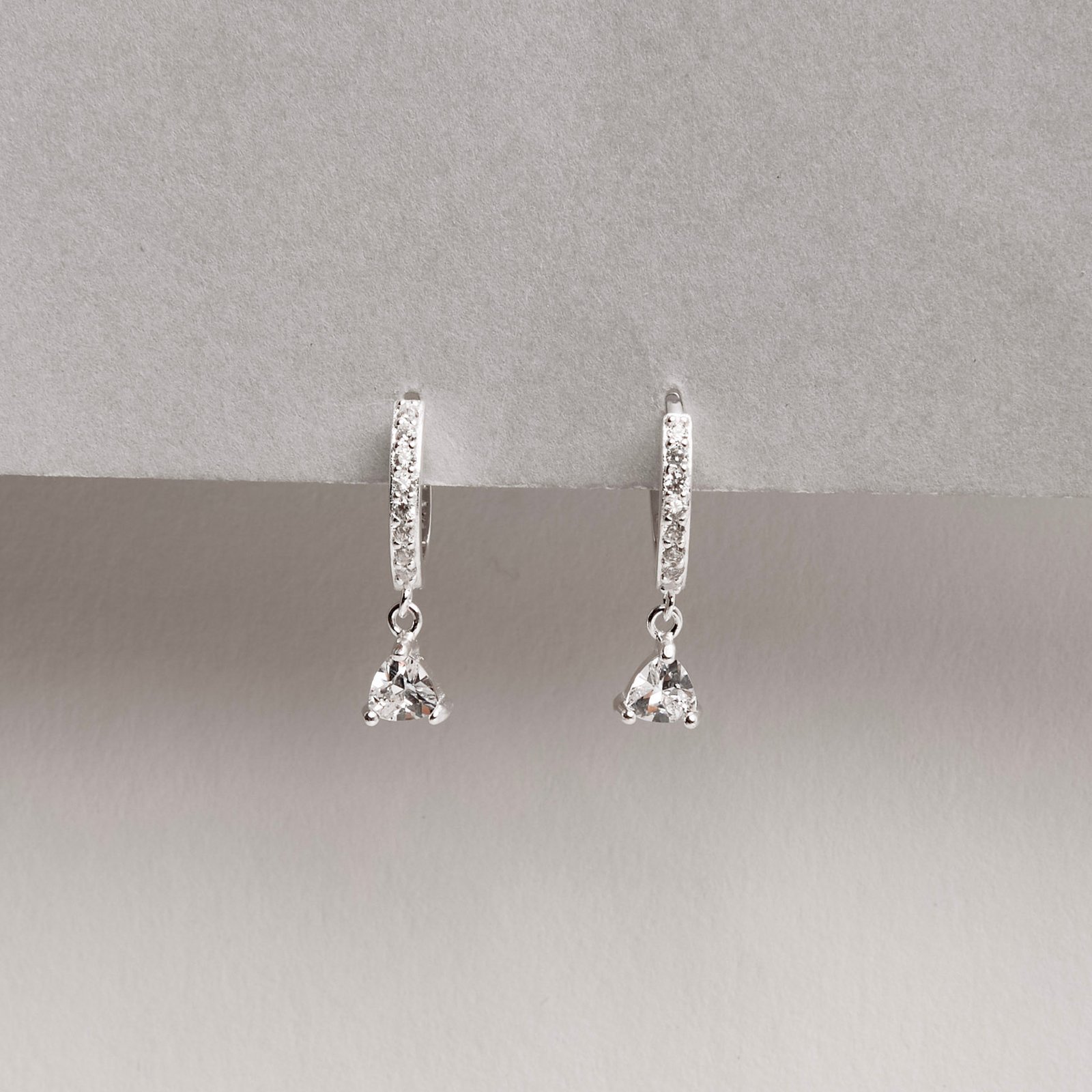 Argola click cravejada 11mm pingente zircônia triângulo