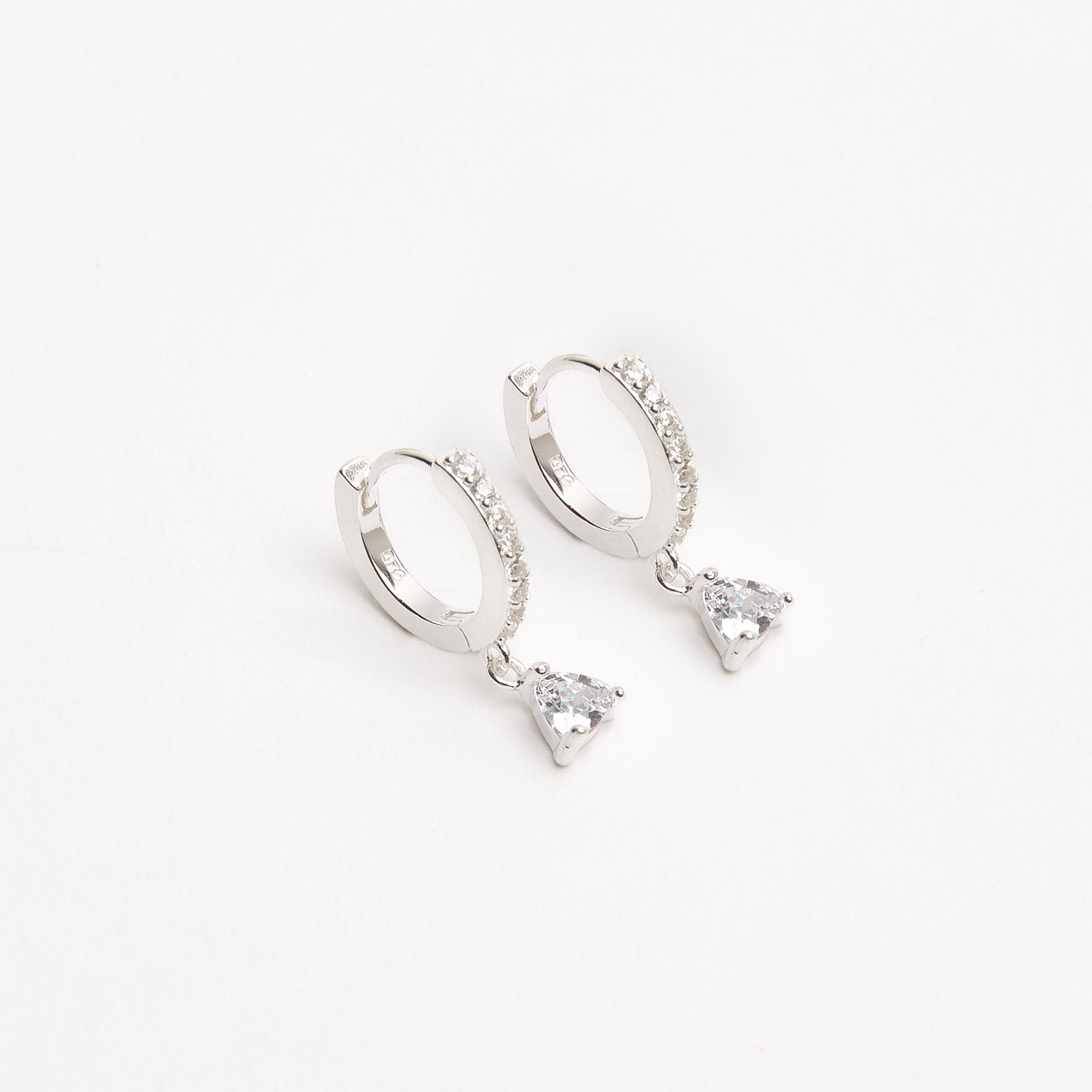 Argola click cravejada 11mm pingente zircônia triângulo