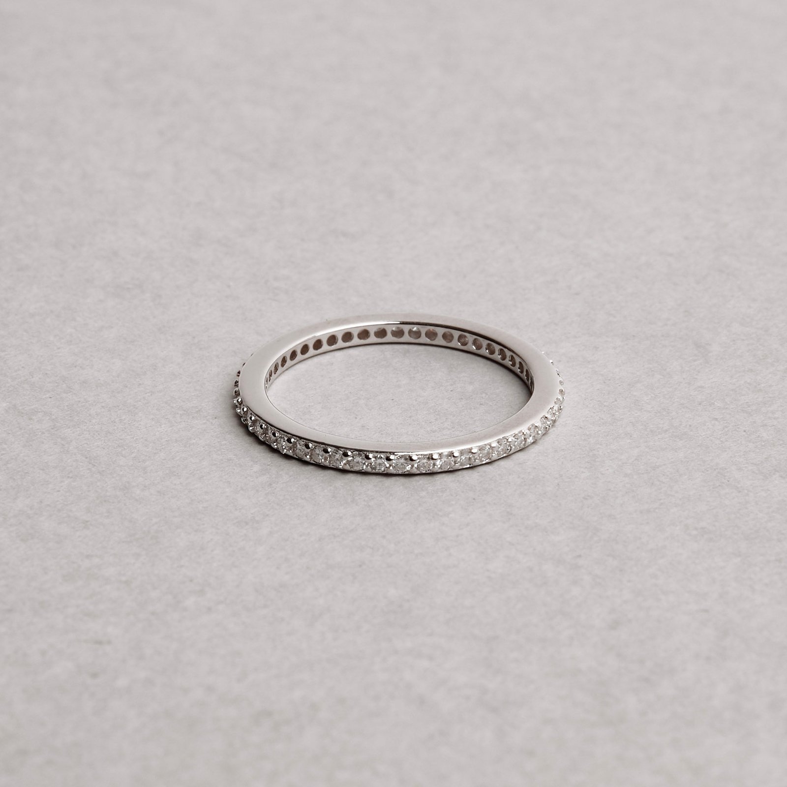 Anel aliança cravejada com moissanites 1.2mm ródio