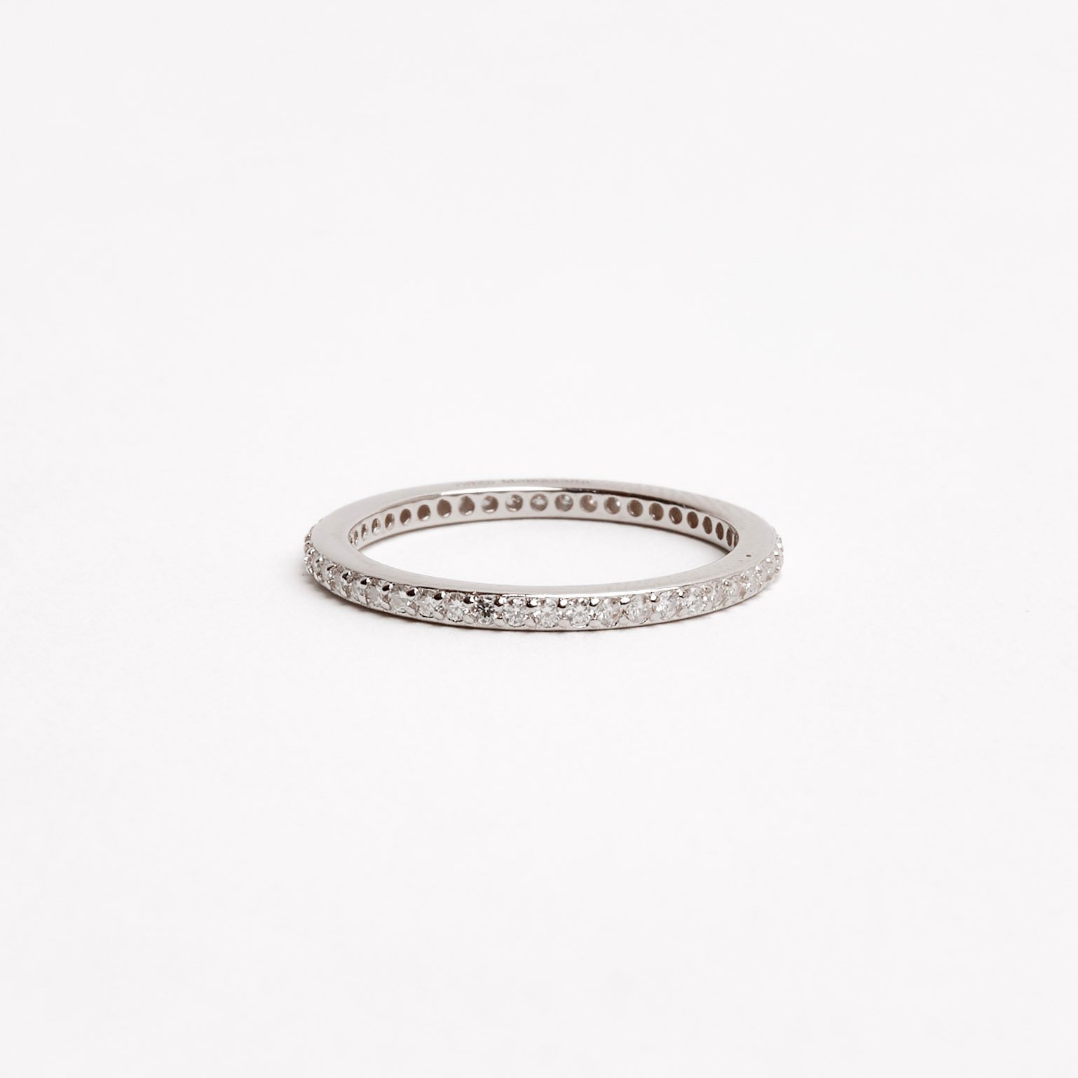 Anel aliança cravejada com moissanites 1.2mm ródio