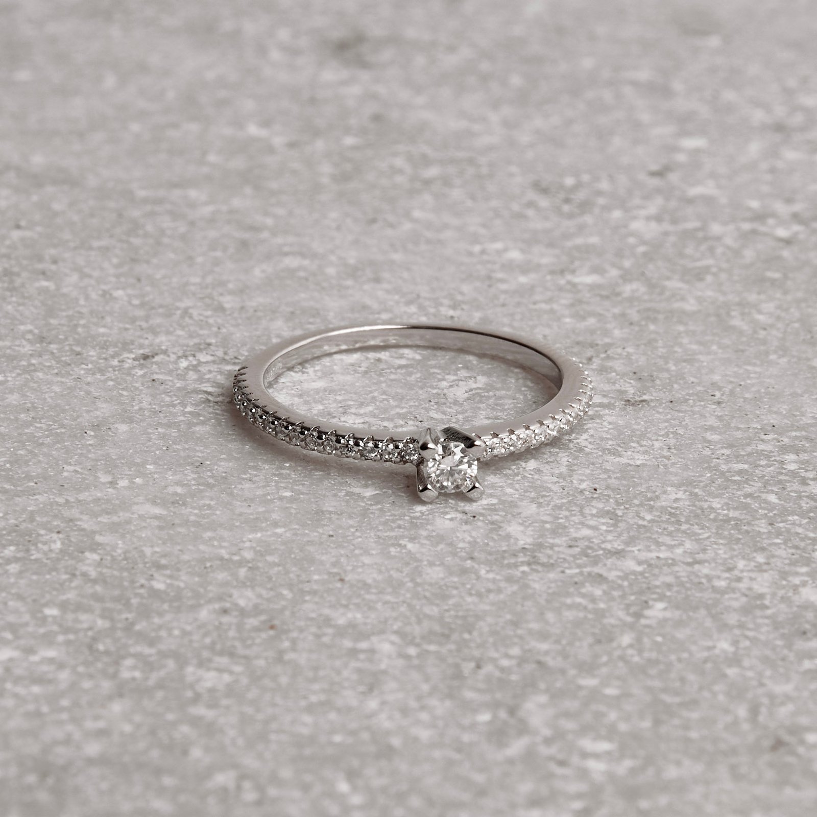Anel meia aliança com solitário moissanite 3mm ródio