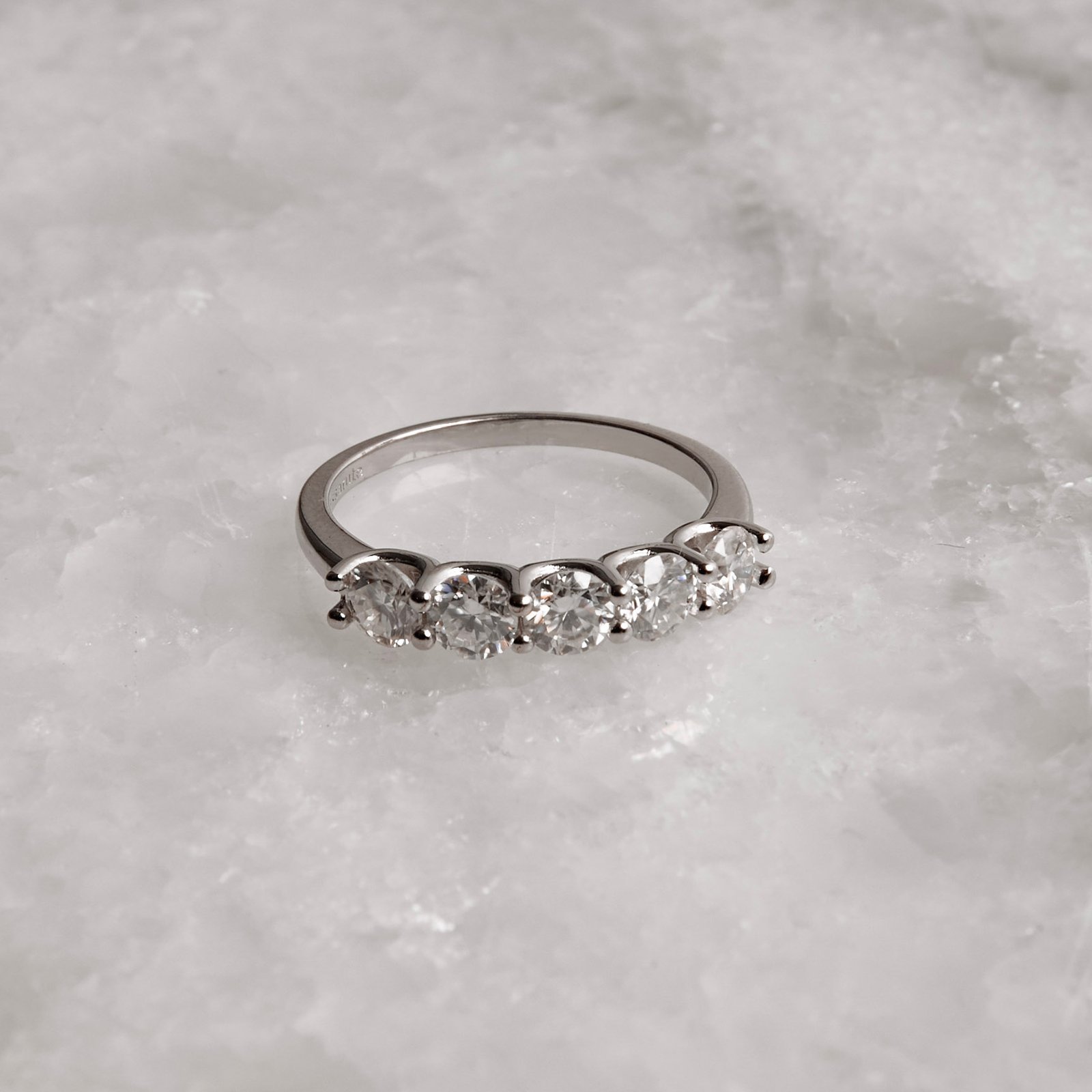 Anel meia aliança moissanite 4mm ródio