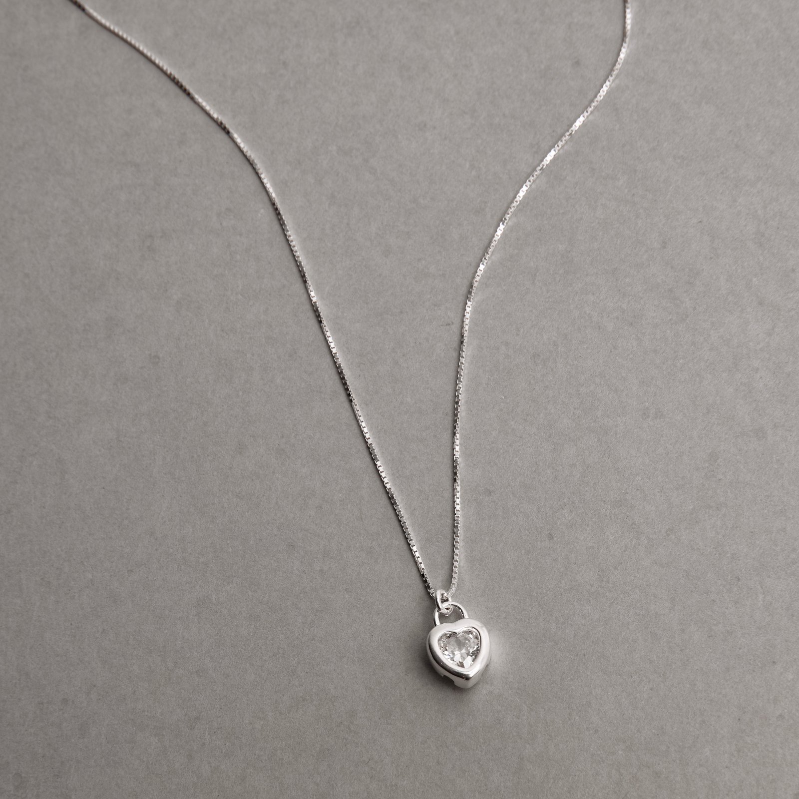 Colar pingente zircônia coração embutida 8mm 45cm