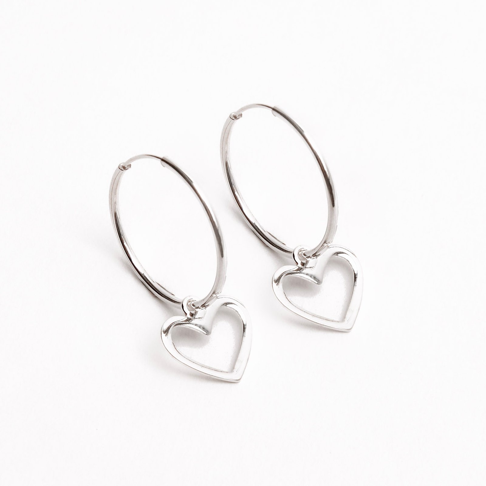 Argola 18mm pingente coração vazado 11mm