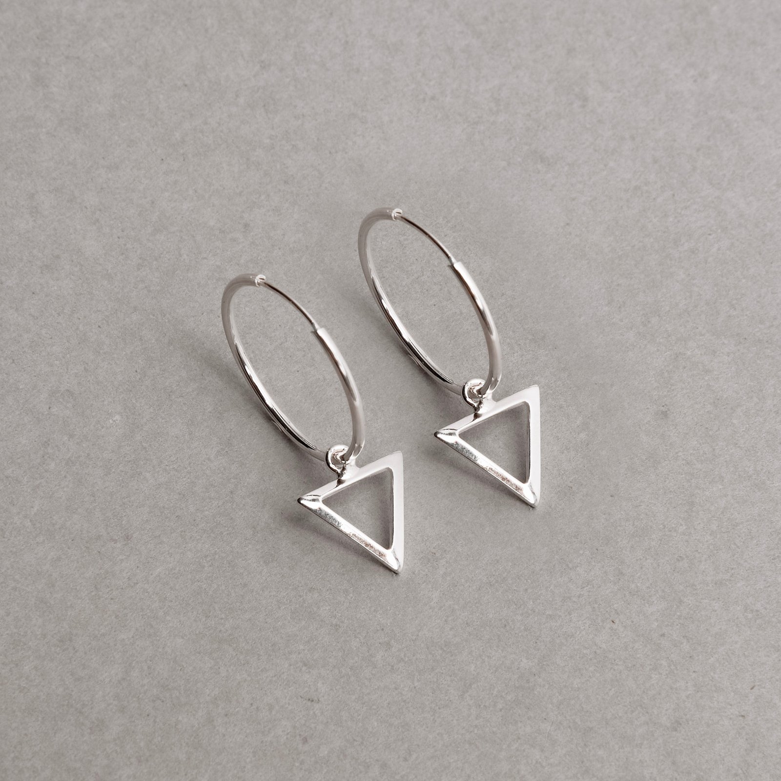 Argola 18mm pingente triângulo vazado 10mm