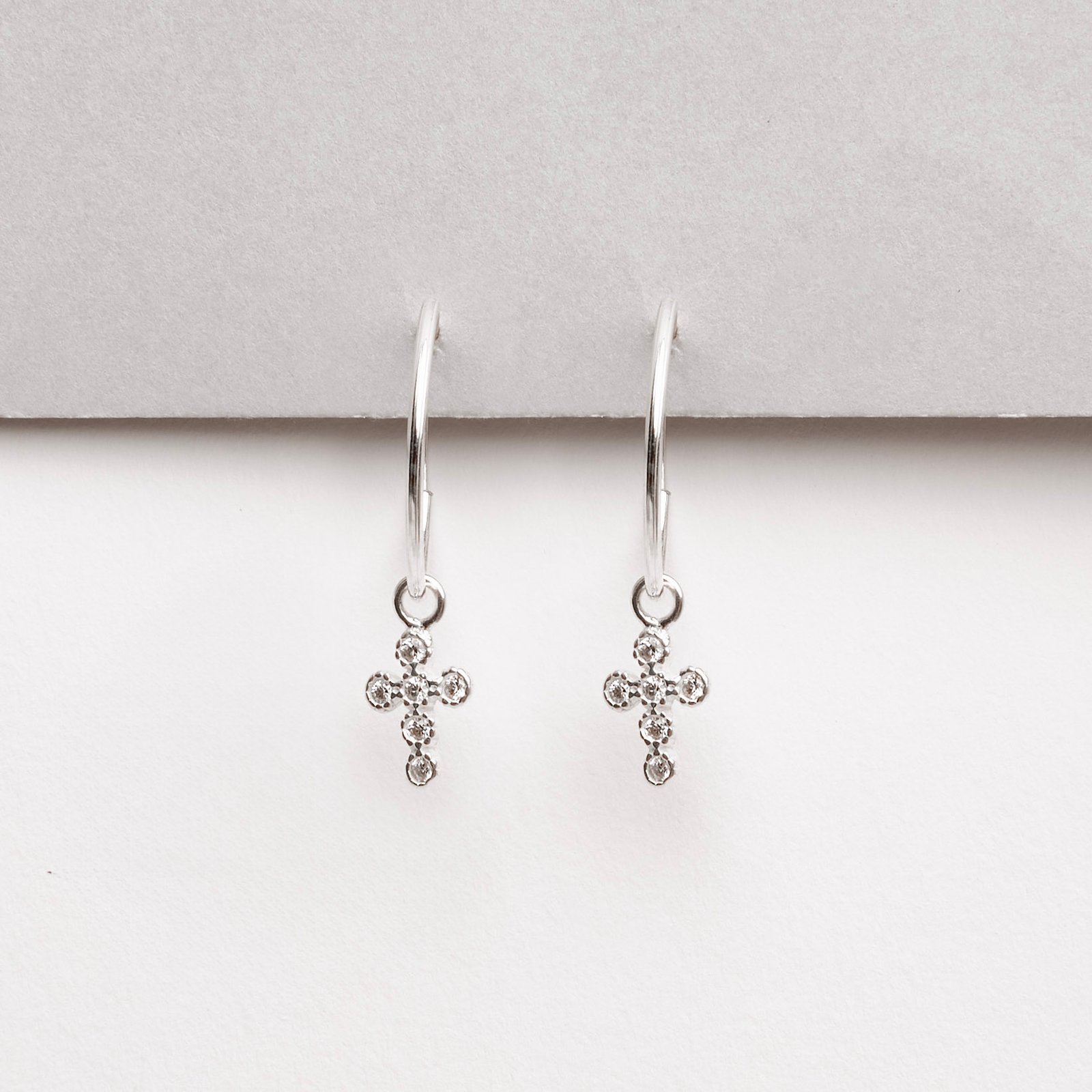Argola 18mm pingente cruz cravejada 9mm