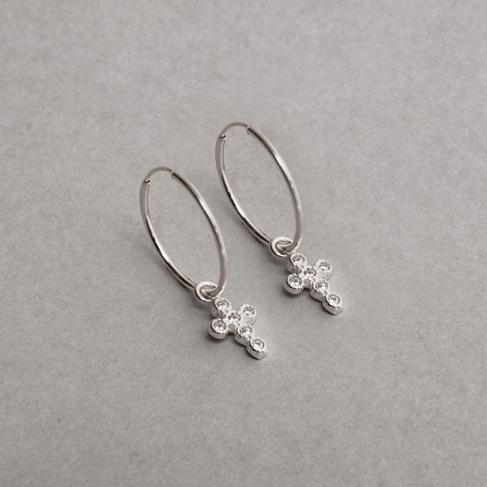 Argola 18mm pingente cruz cravejada 9mm