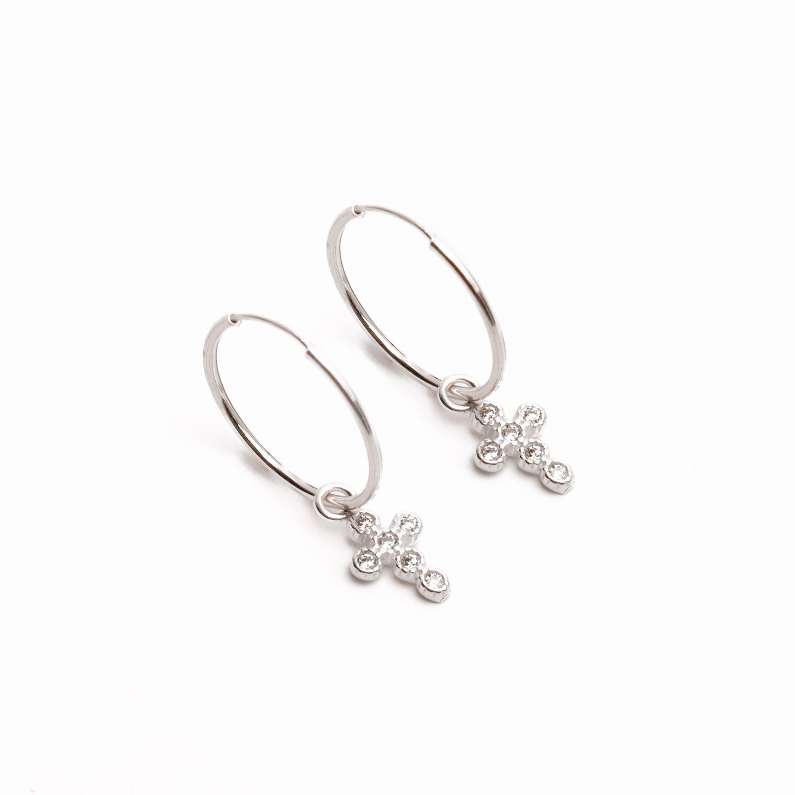 Argola 18mm pingente cruz cravejada 9mm