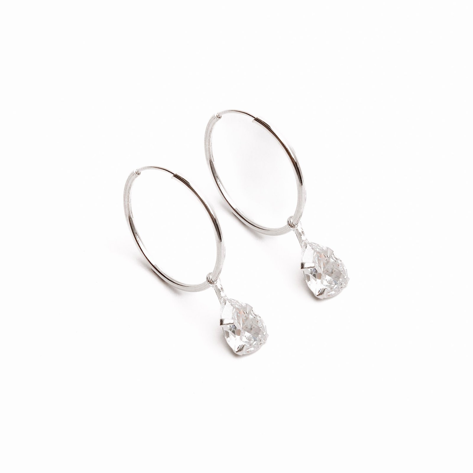 Argola 18mm pingente zircônia gota 8mm