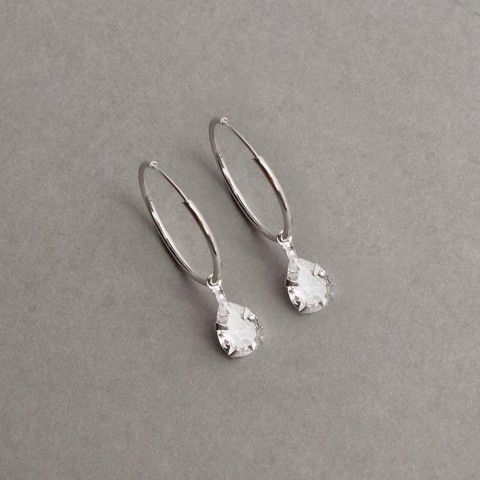 Argola 18mm pingente zircônia gota 8mm