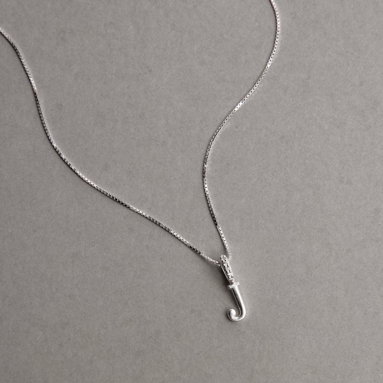Colar pingente letra J elo cravejado 8mm 45cm
