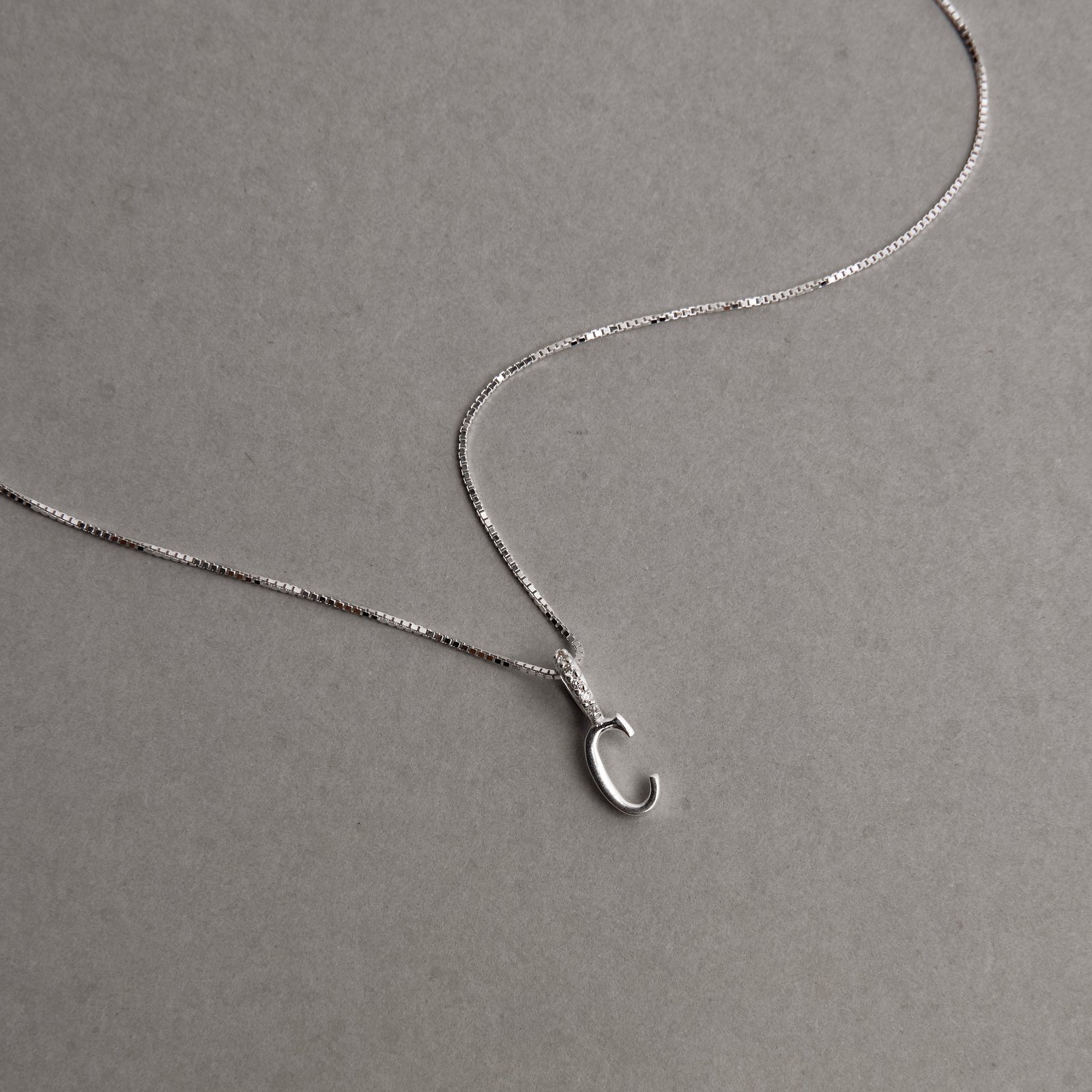 Colar pingente letra C elo cravejado 8mm 45cm