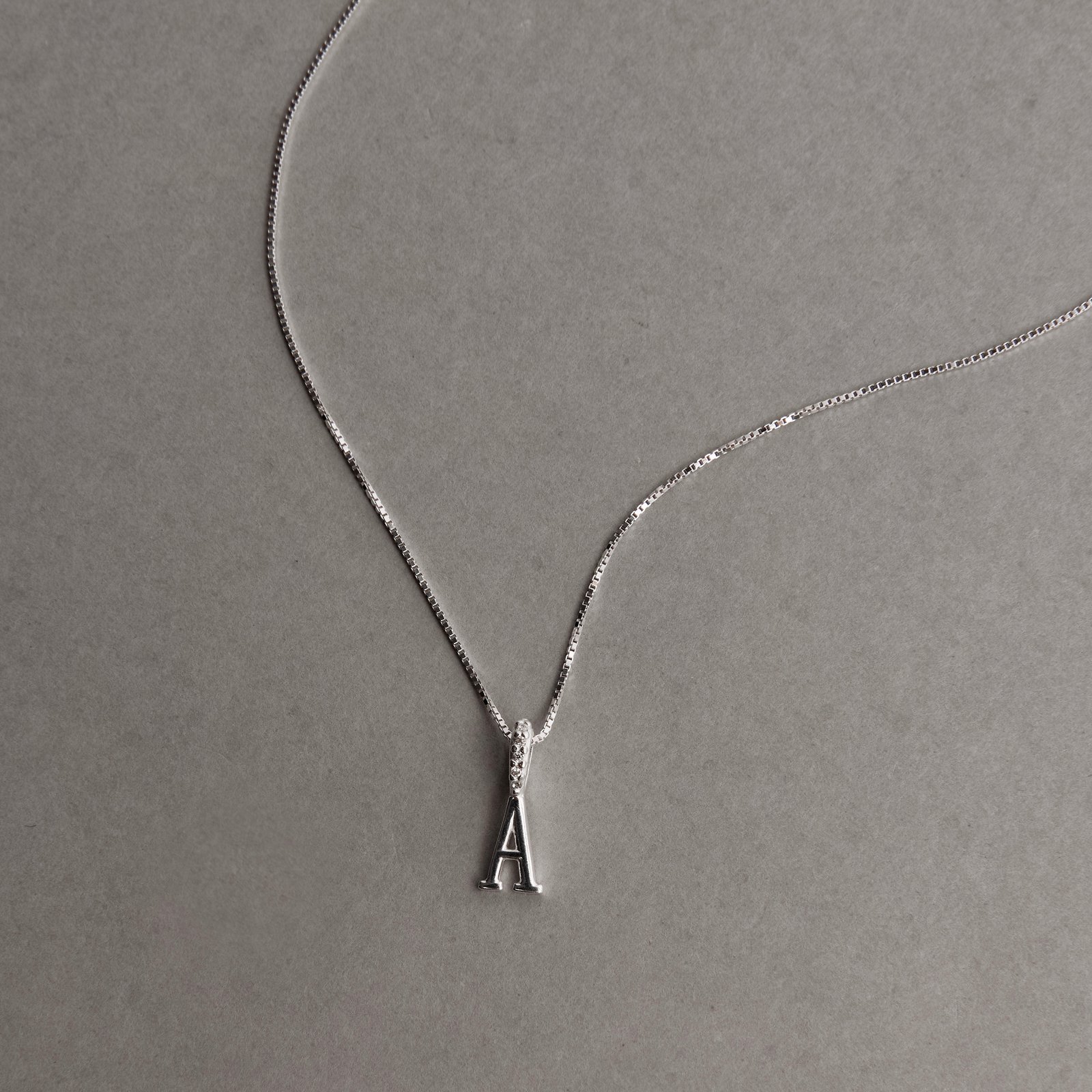 Colar pingente letra A elo cravejado 8mm 45cm