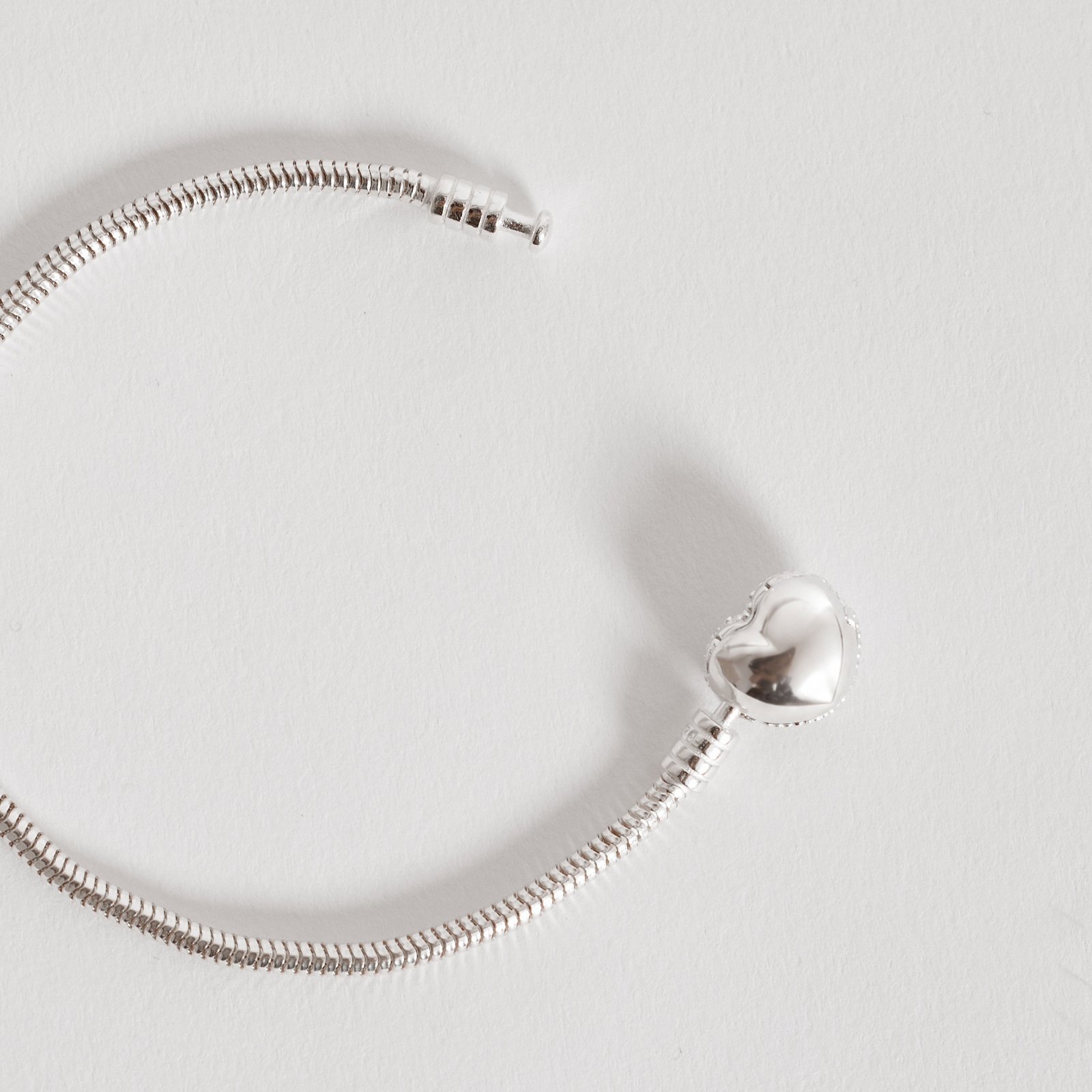 Pulseira para berloques 2.4 fecho coração cravejado