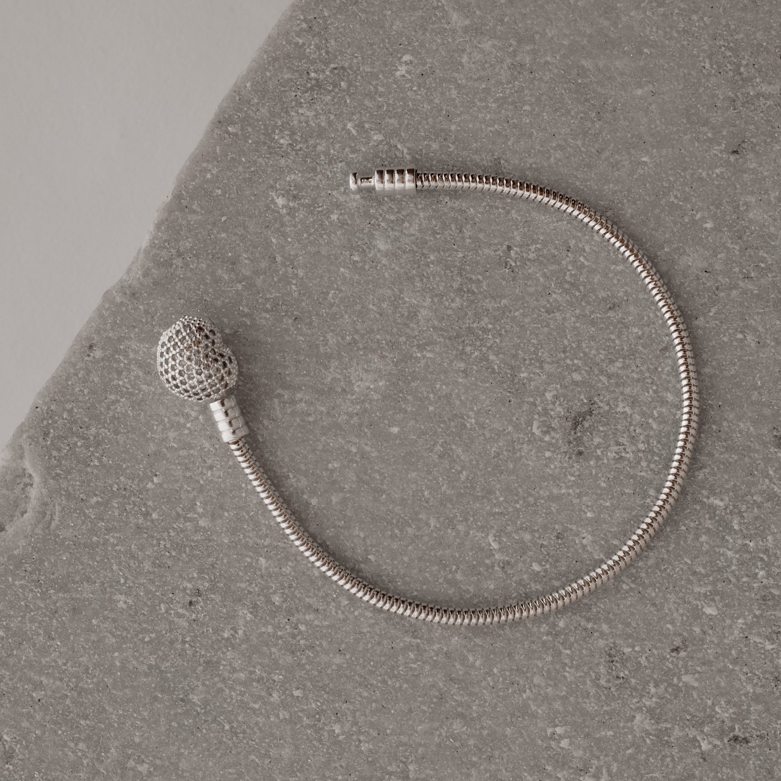 Pulseira para berloques 2.4 fecho coração cravejado