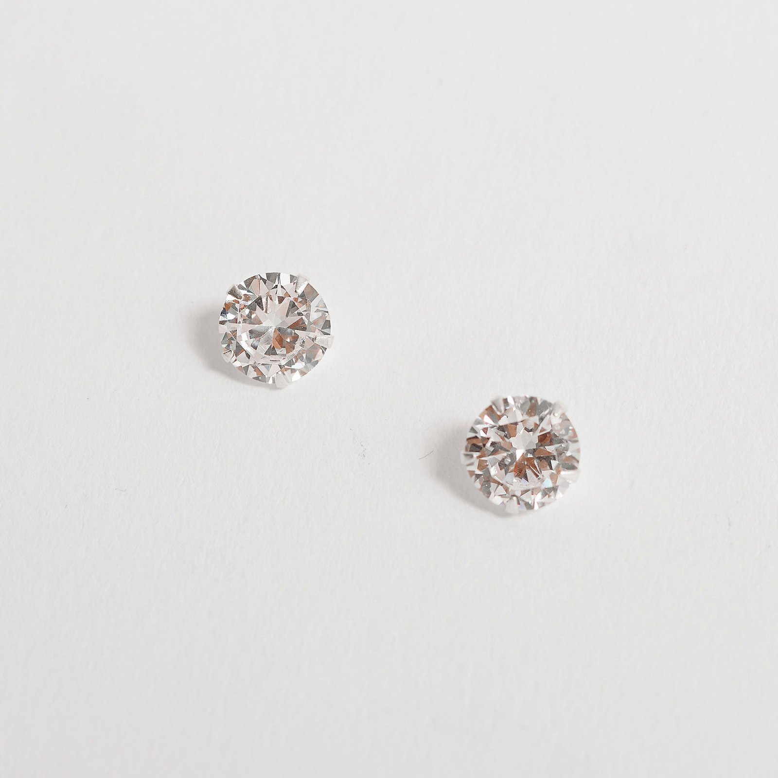 Brinco zircônia redonda cristal 8mm