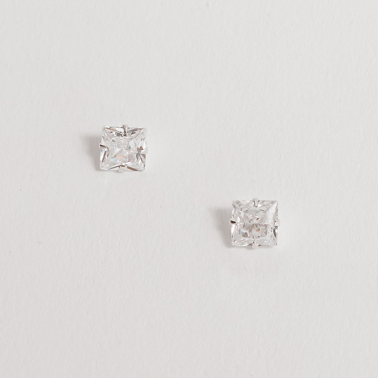 Brinco zircônia quadrada cristal 6mm