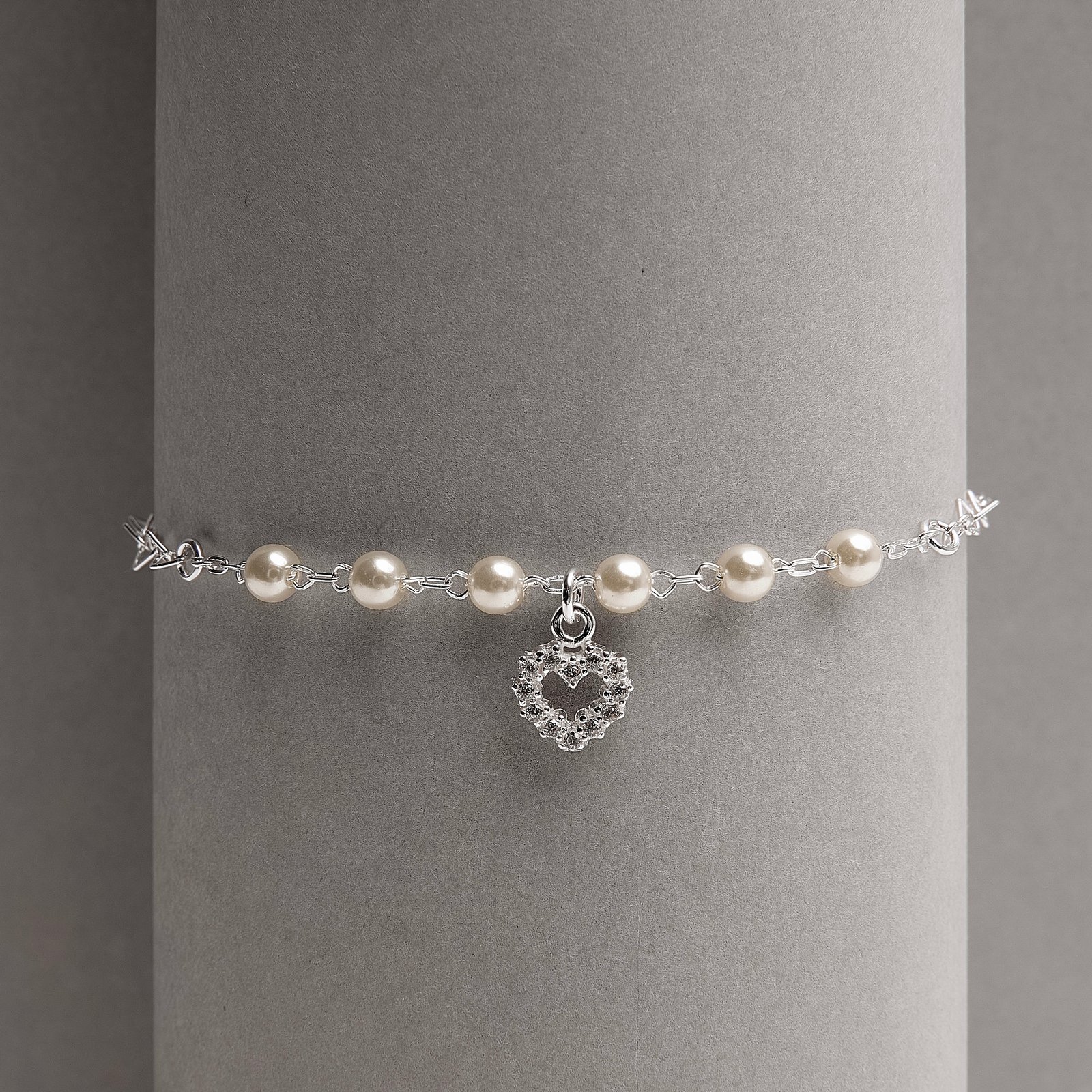 Imagem Secundária Pulseira corrente coração entremeio pérolas com pingente coração vazado cravejado 8mm 19+3cm