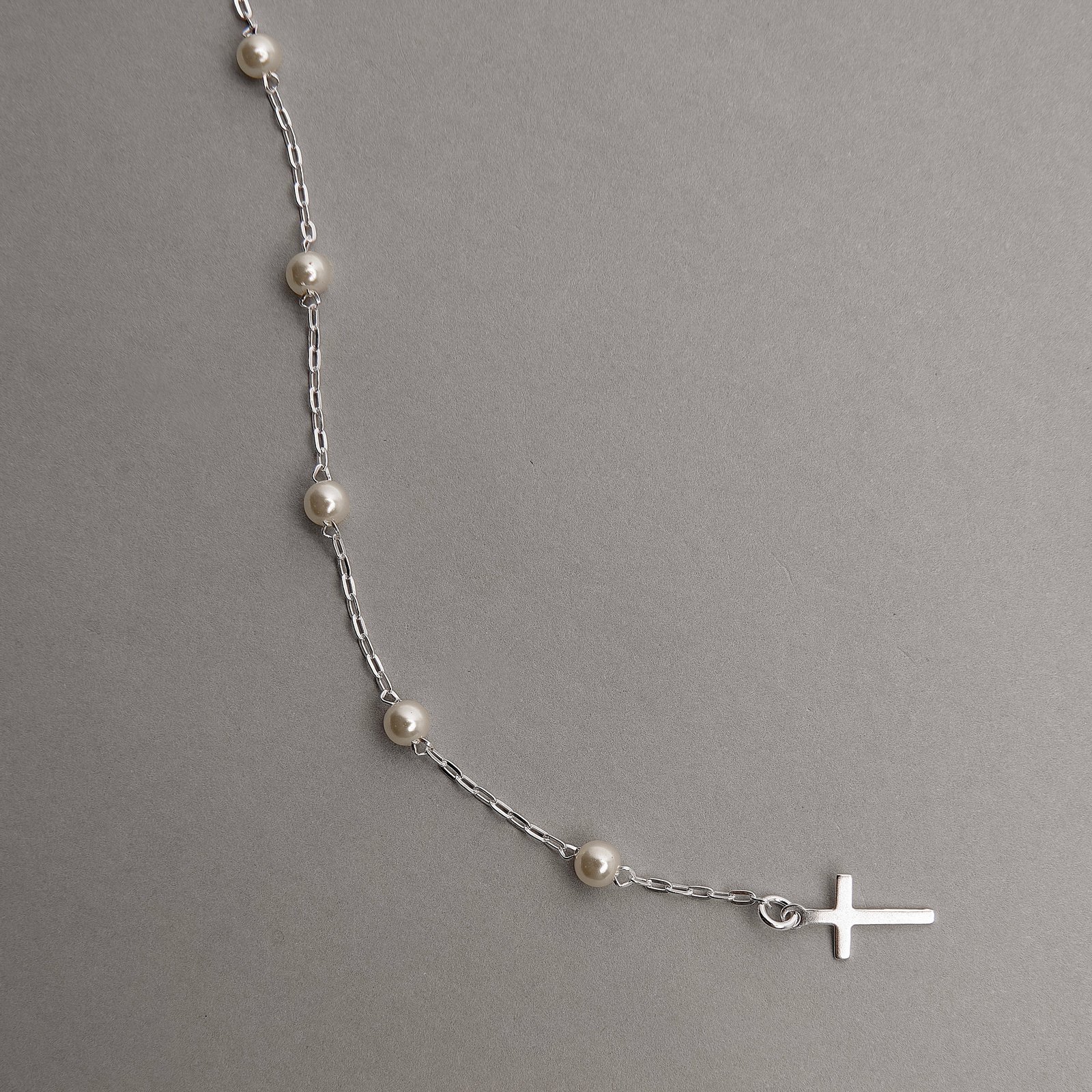 Pulseira entremeio pérolas 4mm pingente cruz 18cm