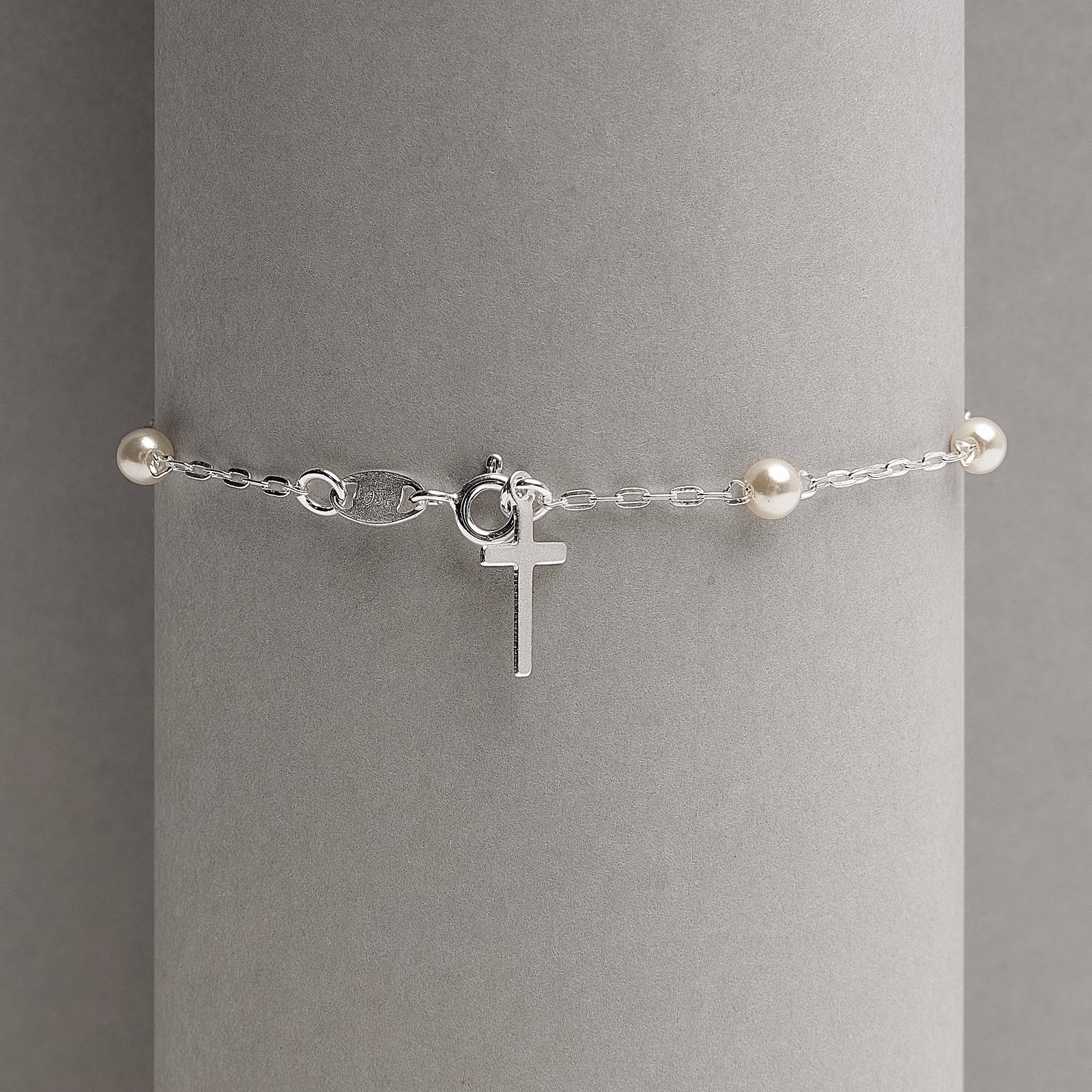 Pulseira entremeio pérolas 4mm pingente cruz 18cm