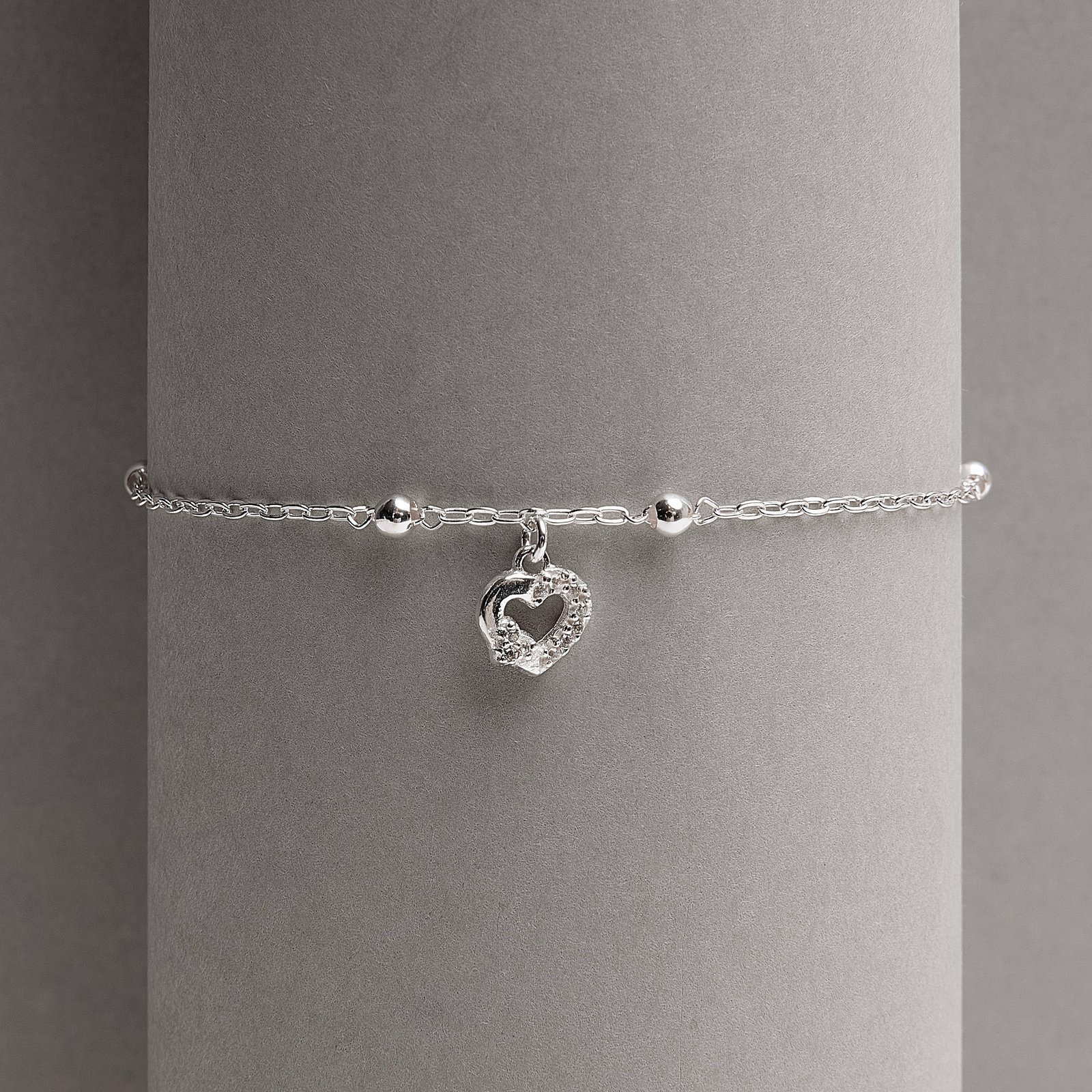 Imagem Secundária Pulseira entremeio bolas com pingente coração vazado cravejado 7mm 18+3cm