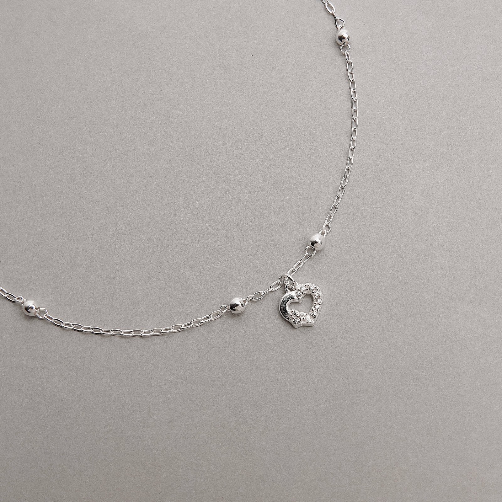 Pulseira entremeio bolas com pingente coração vazado cravejado 7mm 18+3cm