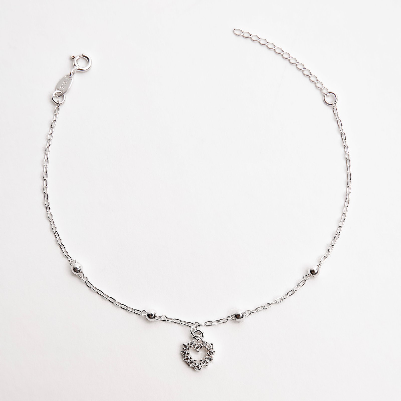 Pulseira entremeio bolas com pingente coração vazado cravejado 8mm 18+3cm