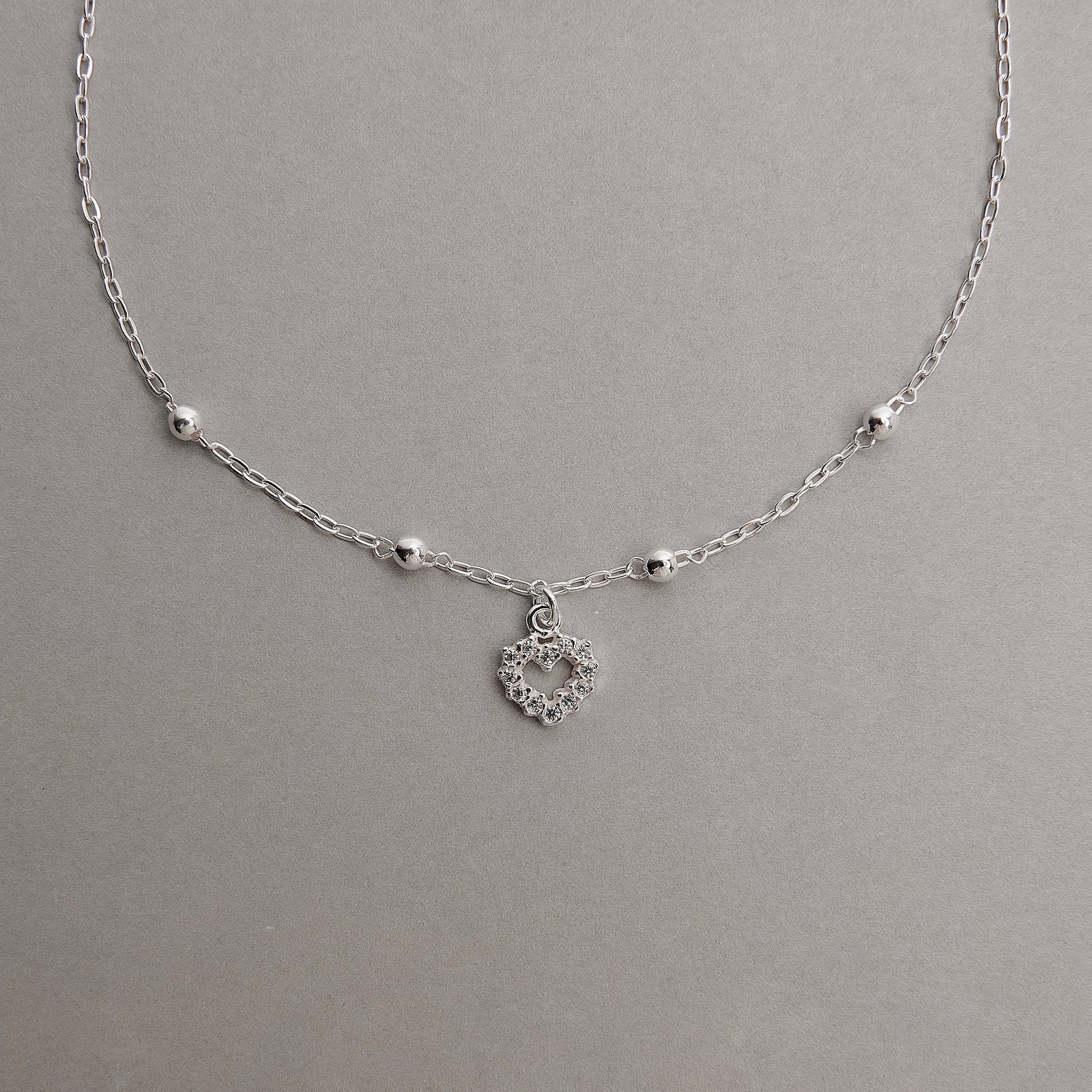 Pulseira entremeio bolas com pingente coração vazado cravejado 8mm 18+3cm