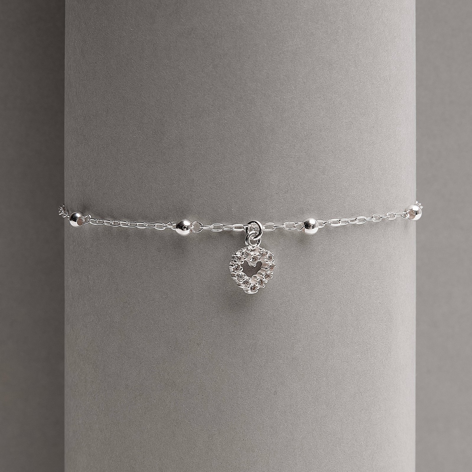 Pulseira entremeio bolas com pingente coração vazado cravejado 8mm 18+3cm