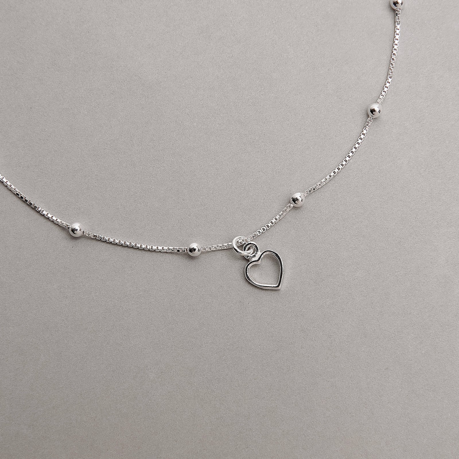 Pulseira entremeio bolas com pingente coração vazado 7mm 18+3cm