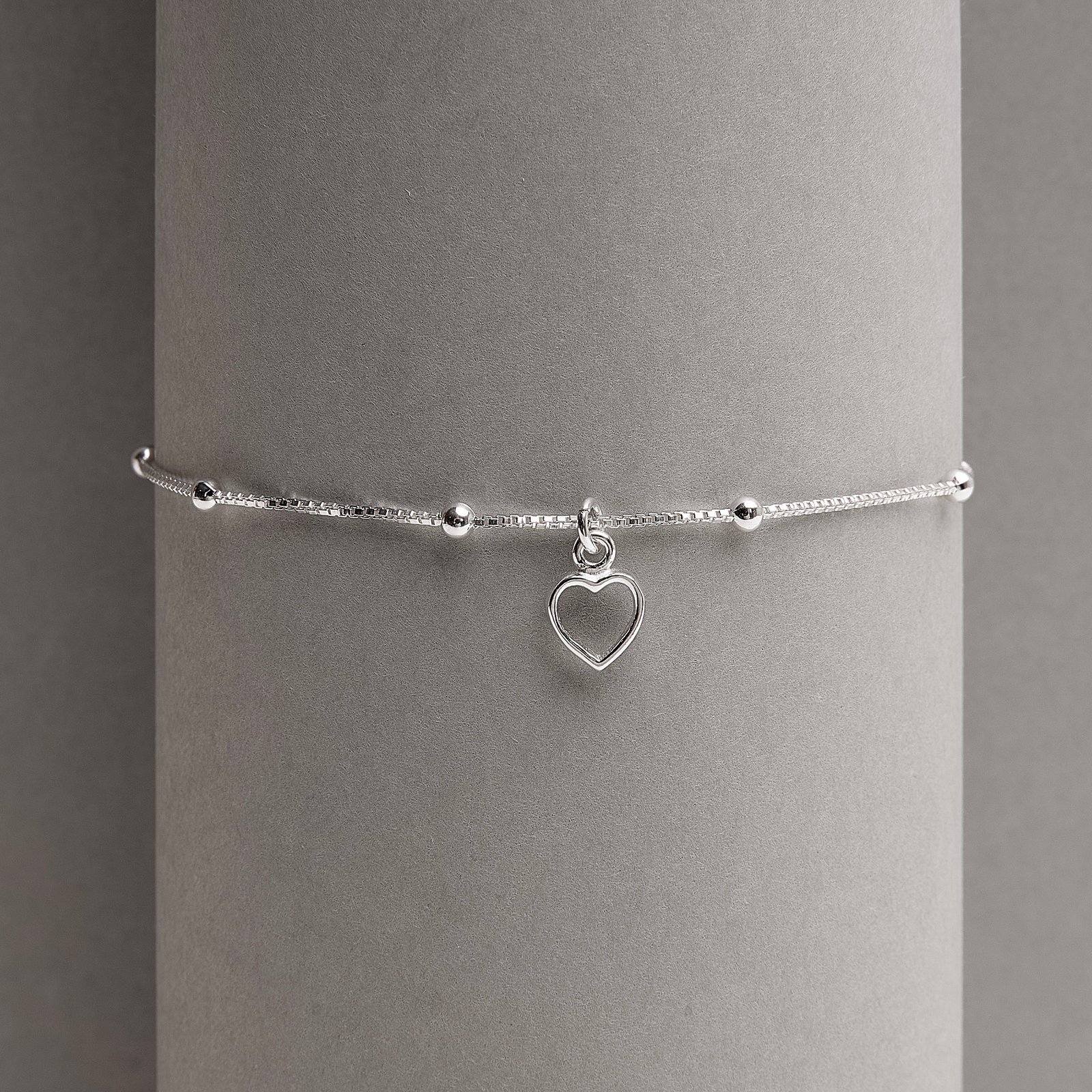 Imagem Secundária Pulseira entremeio bolas com pingente coração vazado 7mm 18+3cm