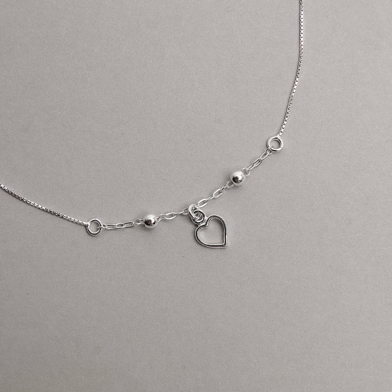 Pulseira entremeio bolas com pingente coração vazado 7mm 18+4cm