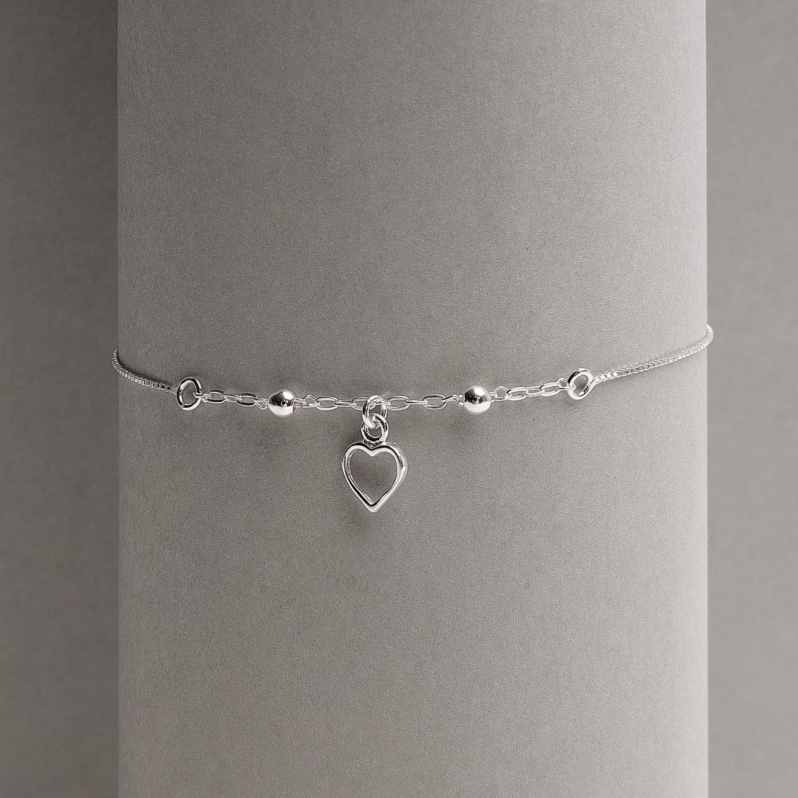 Pulseira entremeio bolas com pingente coração vazado 7mm 18+4cm