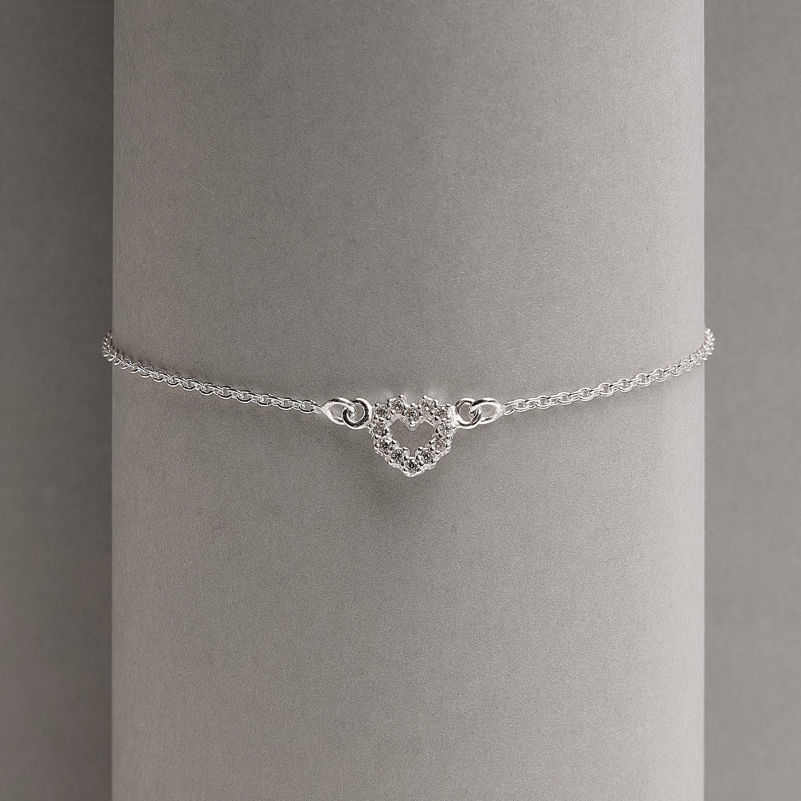 Imagem Secundária Pulseira entremeio coração vazado cravejado 8mm corrente cadeado 19+3cm