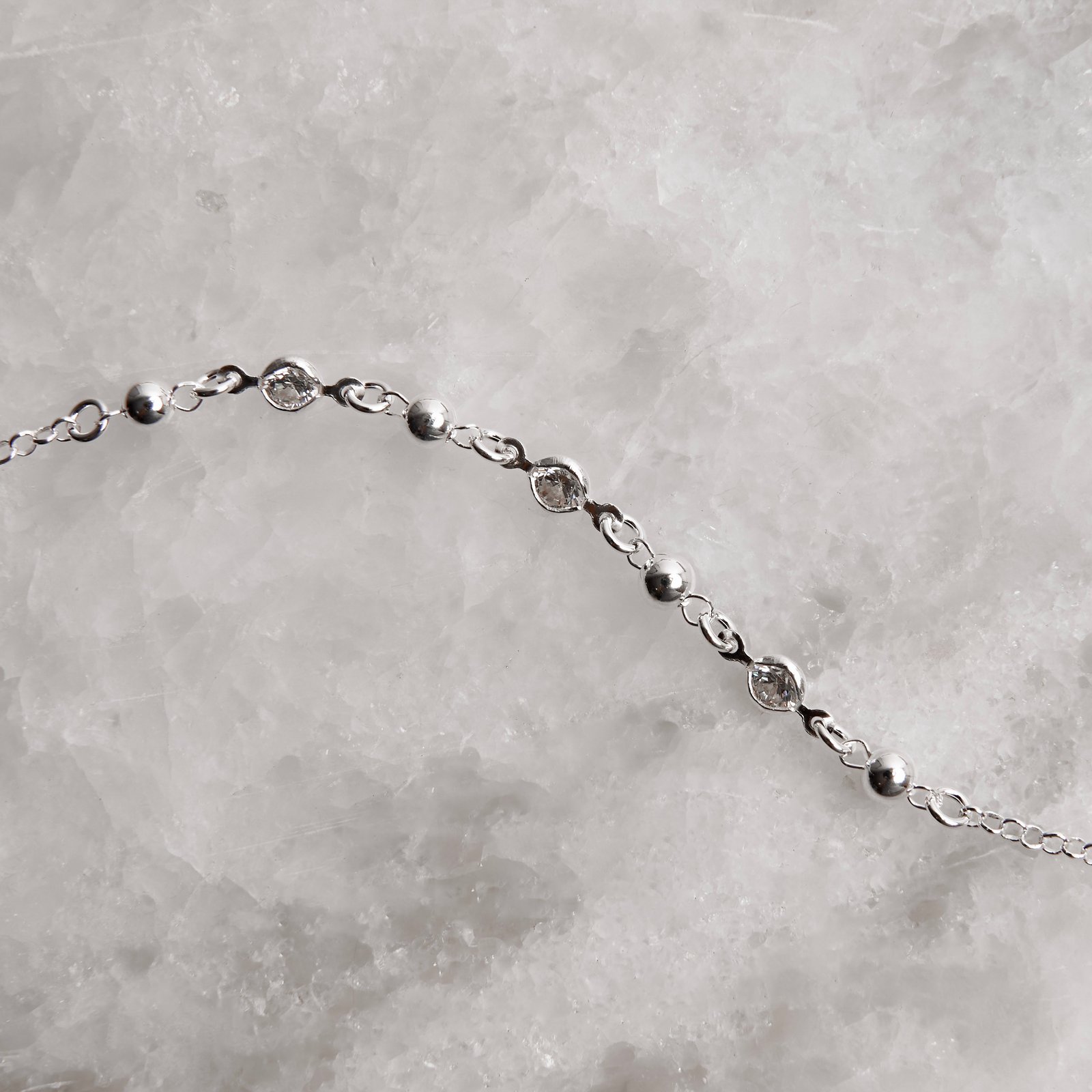Pulseira entremeio bola e zircônia 4mm corrente elo português 16+4cm