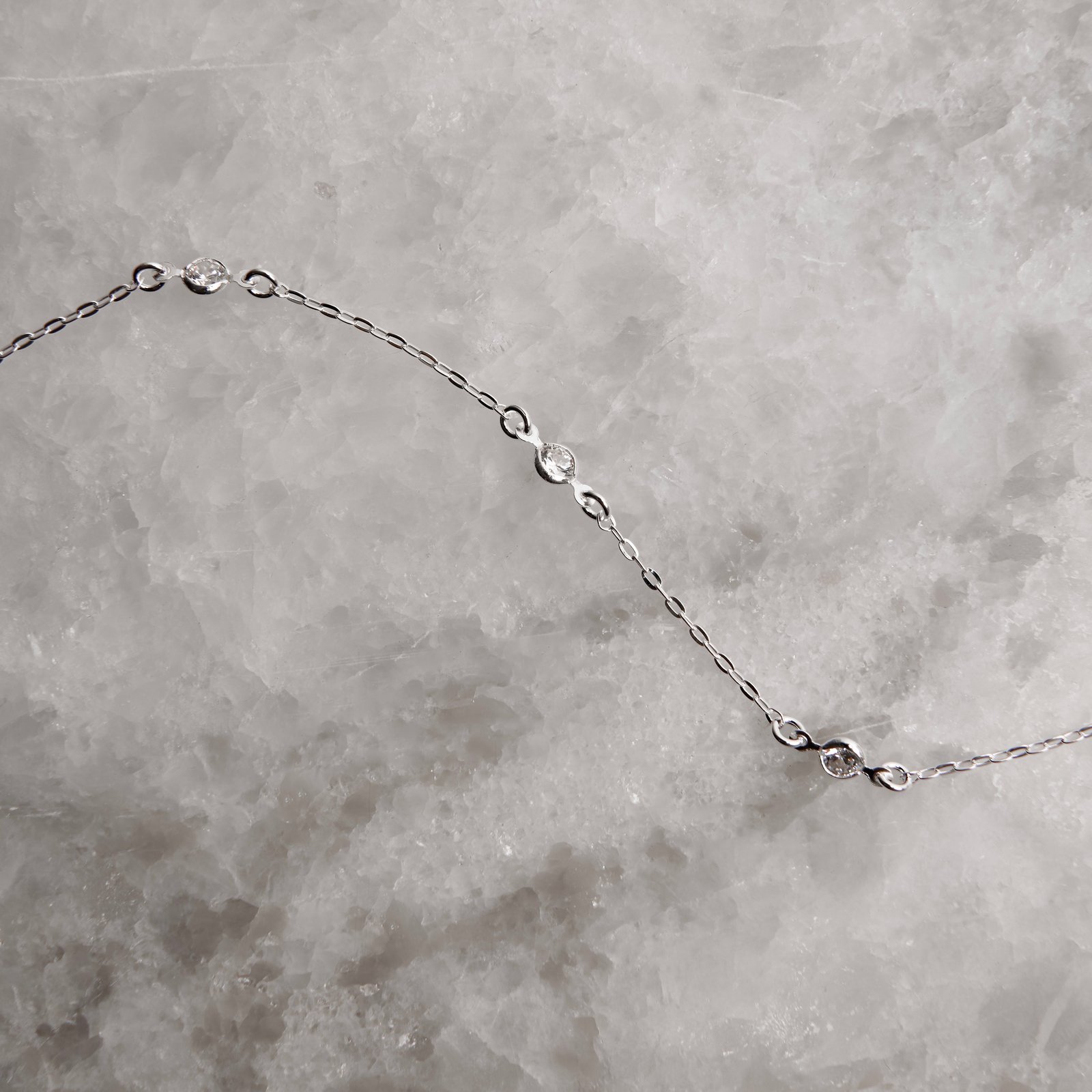 Pulseira entremeios 3 zircônias 4mm corrente cadeado 16+4cm