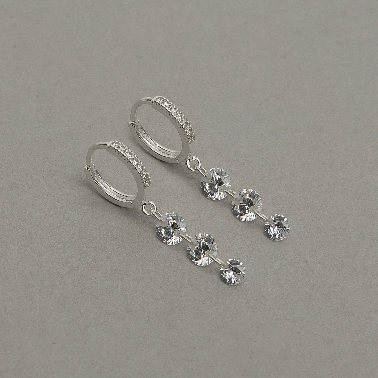 Argola click cravejada 11mm pingente 3 zircônias