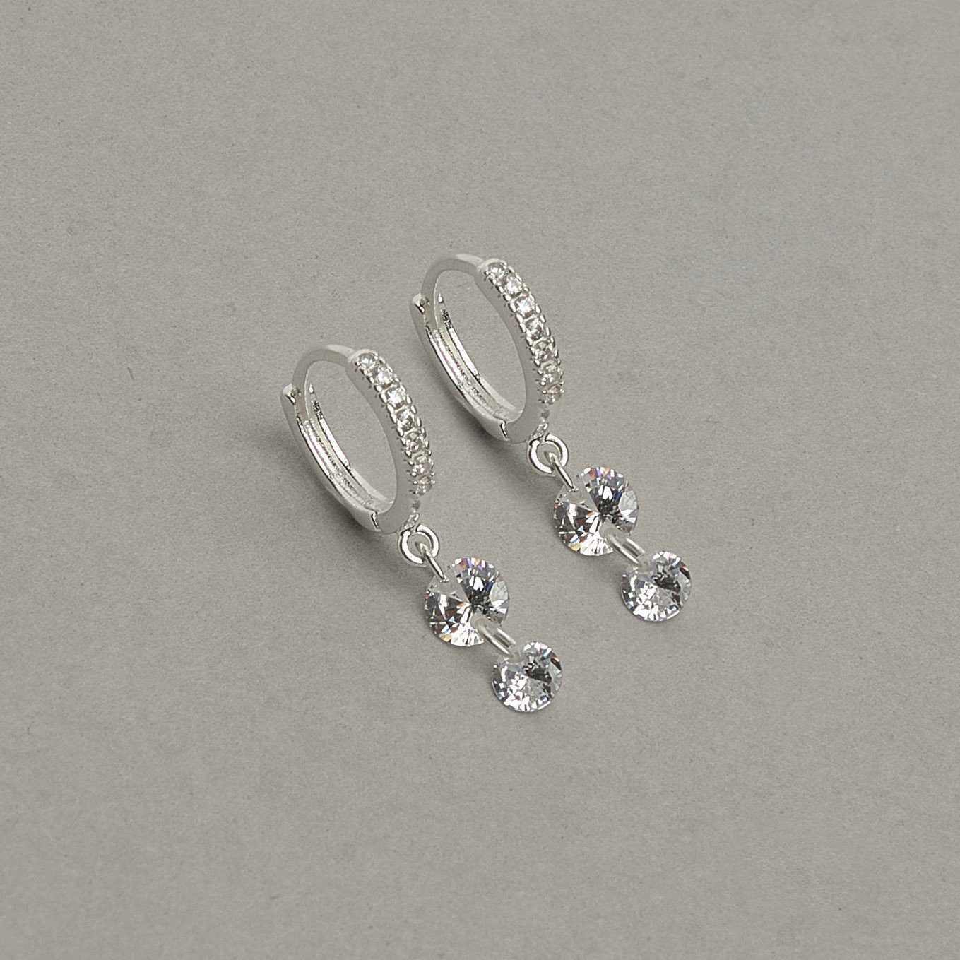 Argola click cravejada 11mm pingente 2 zircônias